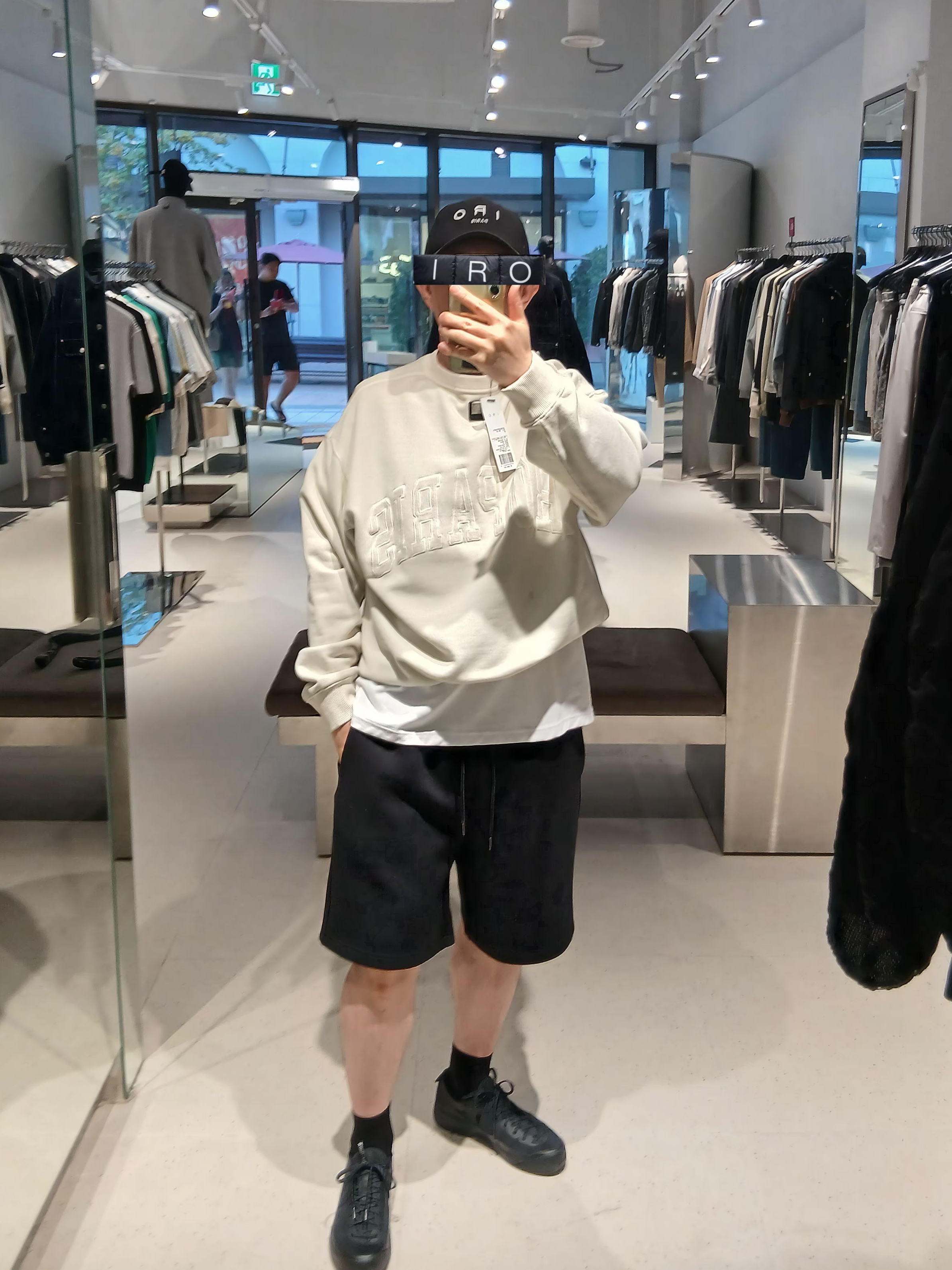 이로 에센셜 코튼 로고 자수 볼캡 블랙, 이로 에센셜 코튼 로고 자수 볼캡 블랙 착용 스타일 - 1