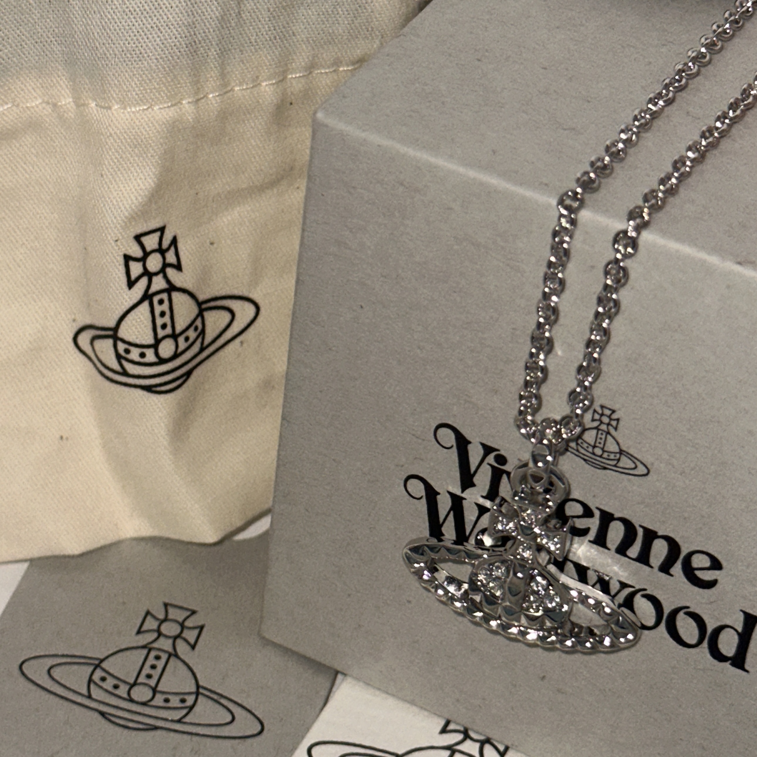 Vivienne Westwood Mayfair Bas Relief Pendant Silver 착용 스타일