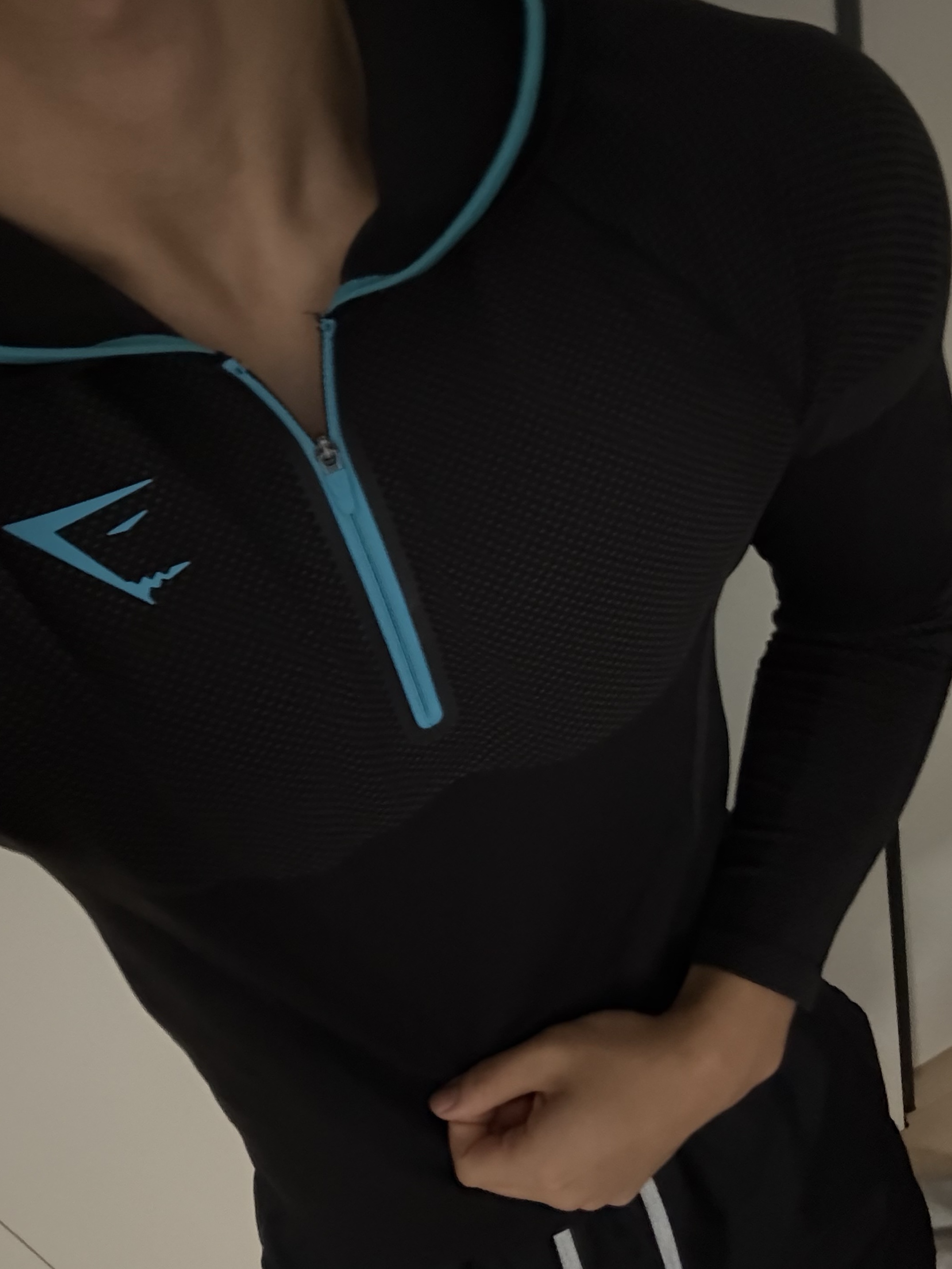 Gymshark Onyx 5.0 Seamless Hoodie Black Onyx Grey 착용 스타일 - 2