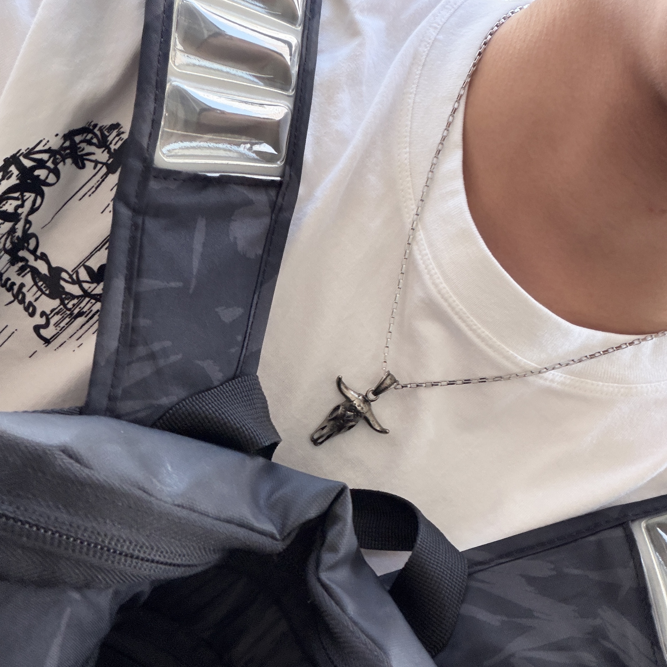 AX CONNECTION Longhorn Bull Pendant Square Chain Necklace 착용 스타일 - 2