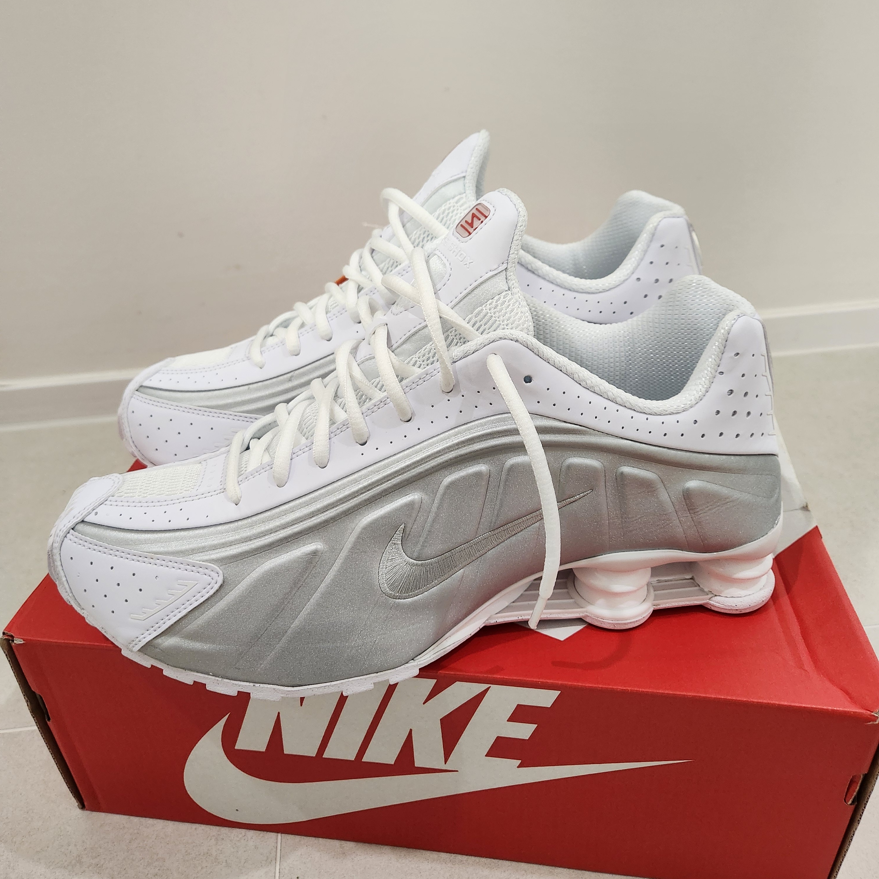 Nike Shox R4 White Bright Crimson 착용 스타일 - 2