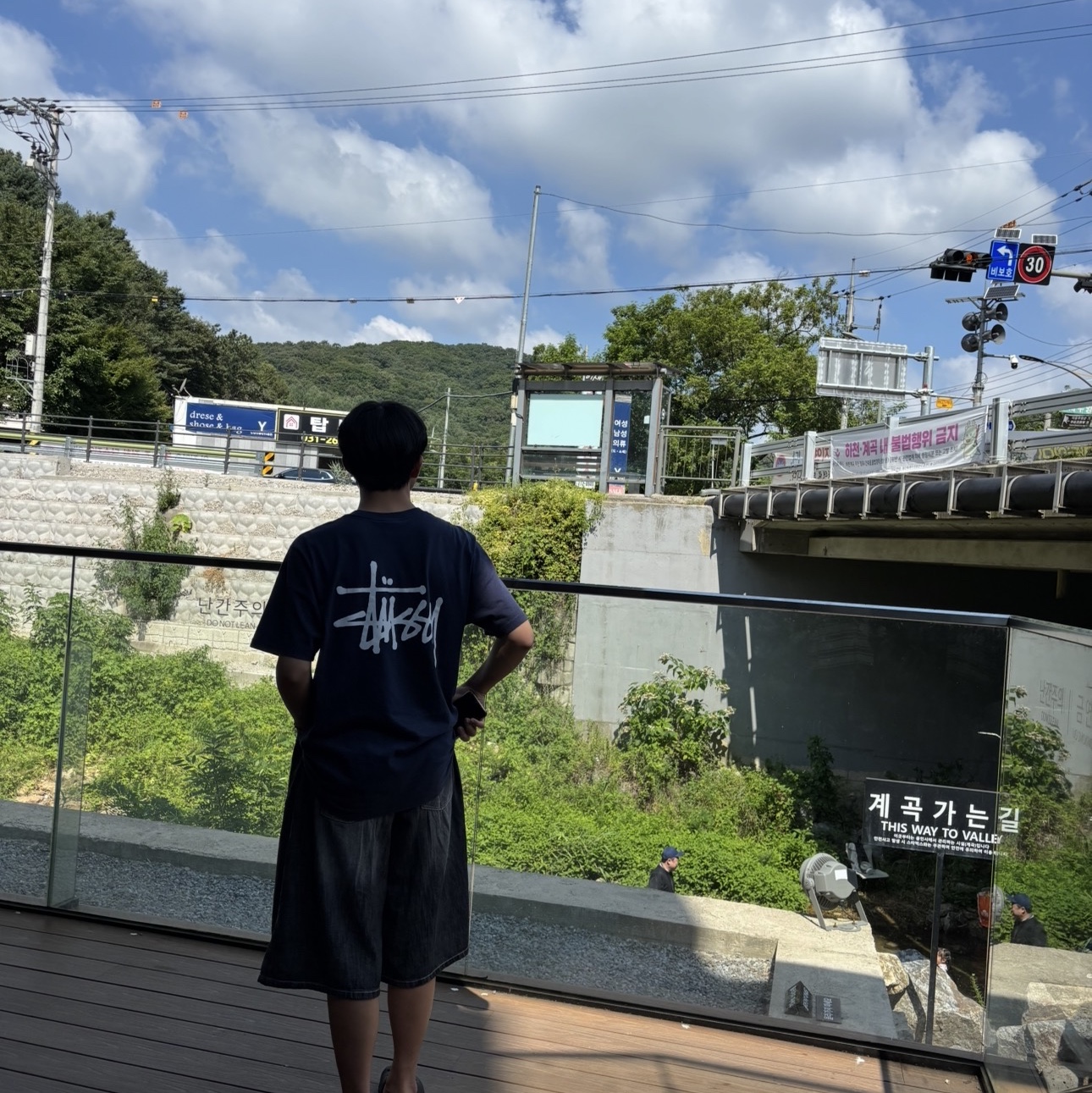 Stussy Basic Stussy T-Shirt Navy, Crocs Duet Max II Clog Black 착용 스타일 - 1