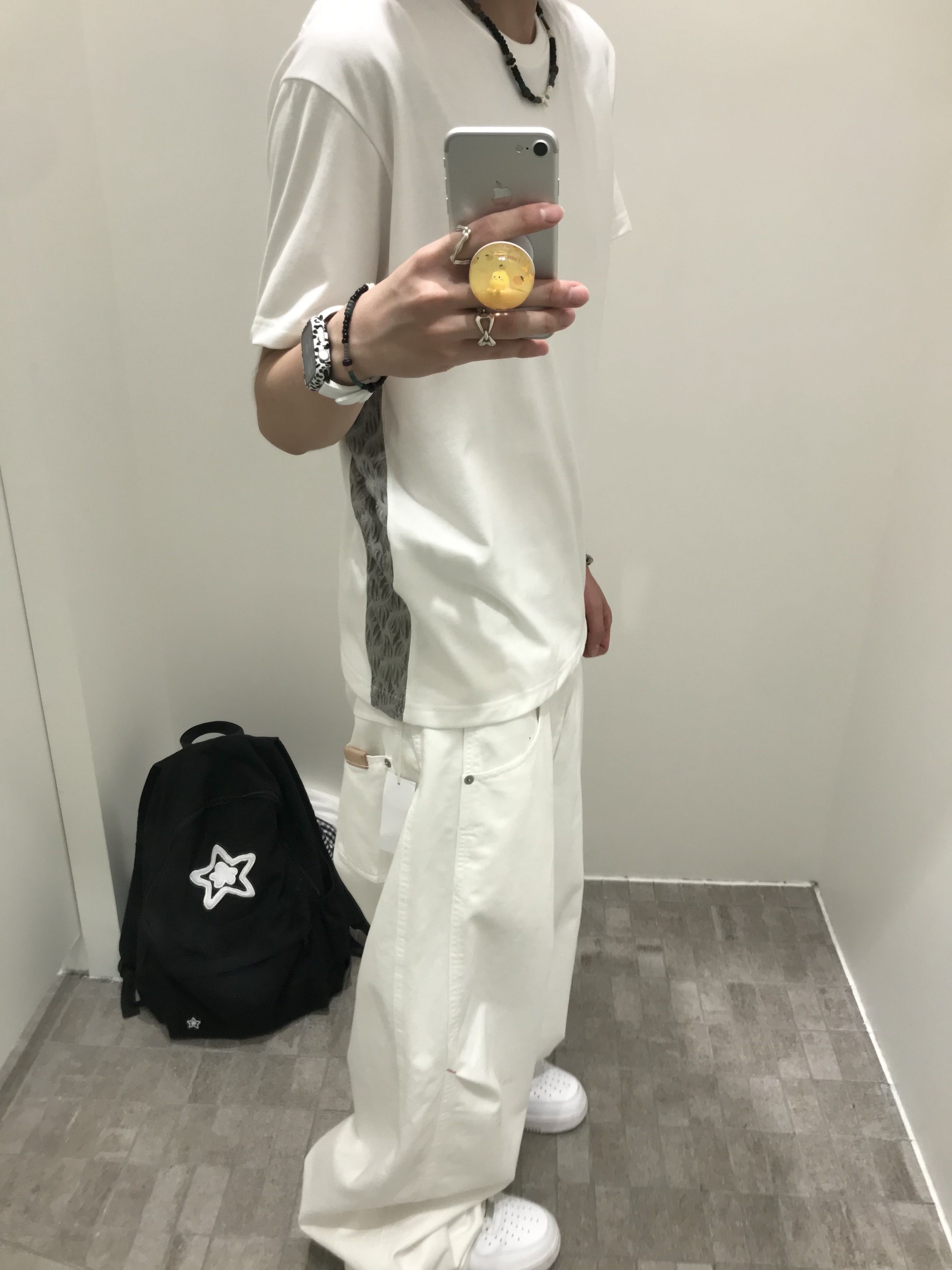 Xlim Ep.7/Sequence 01 T-Shirt White, Xlim EP.9 03 Trousers Light Gray Off White 착용 스타일