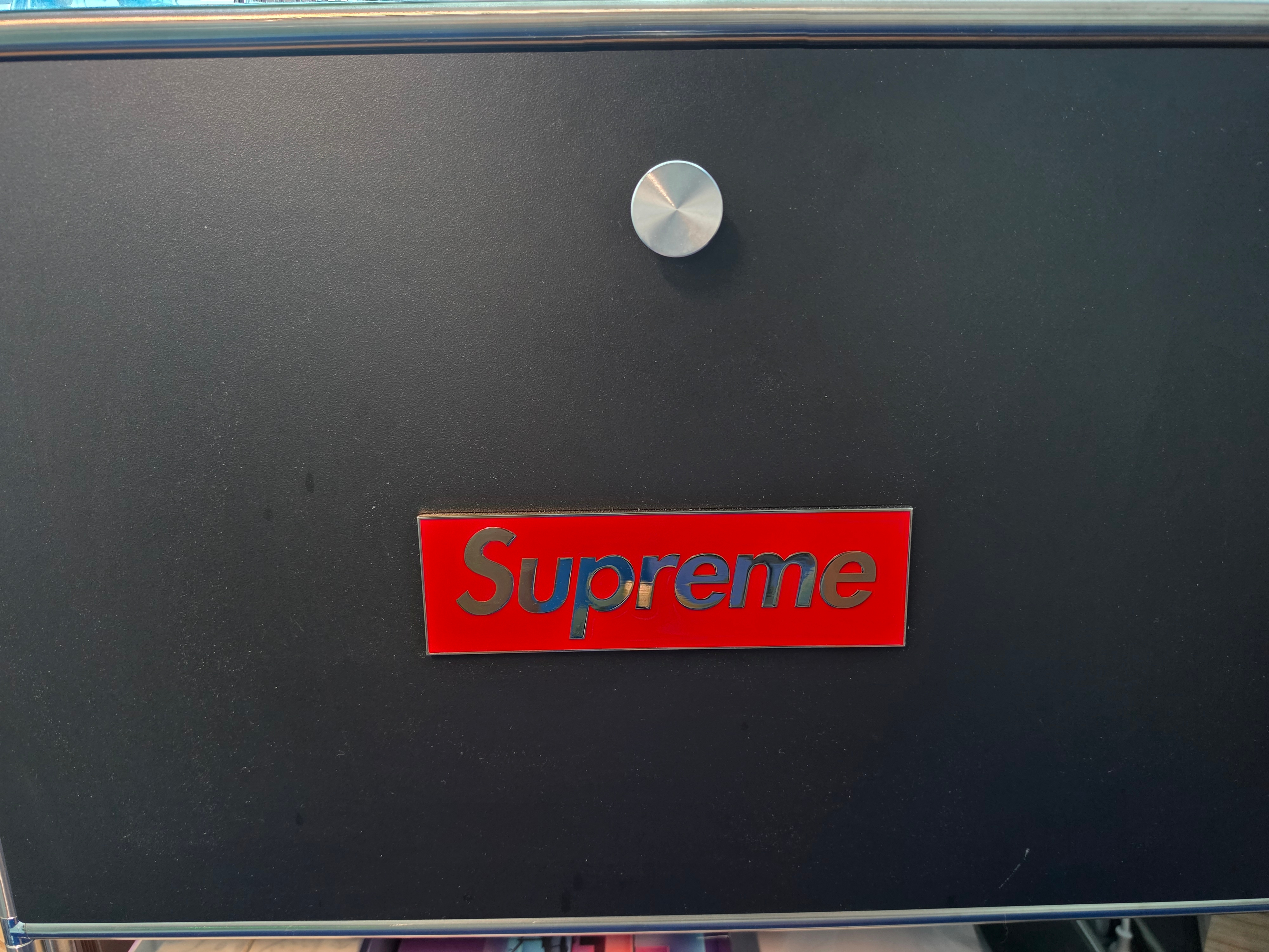 Supreme Box Logo Car Emblem Red - 25FW 착용 스타일
