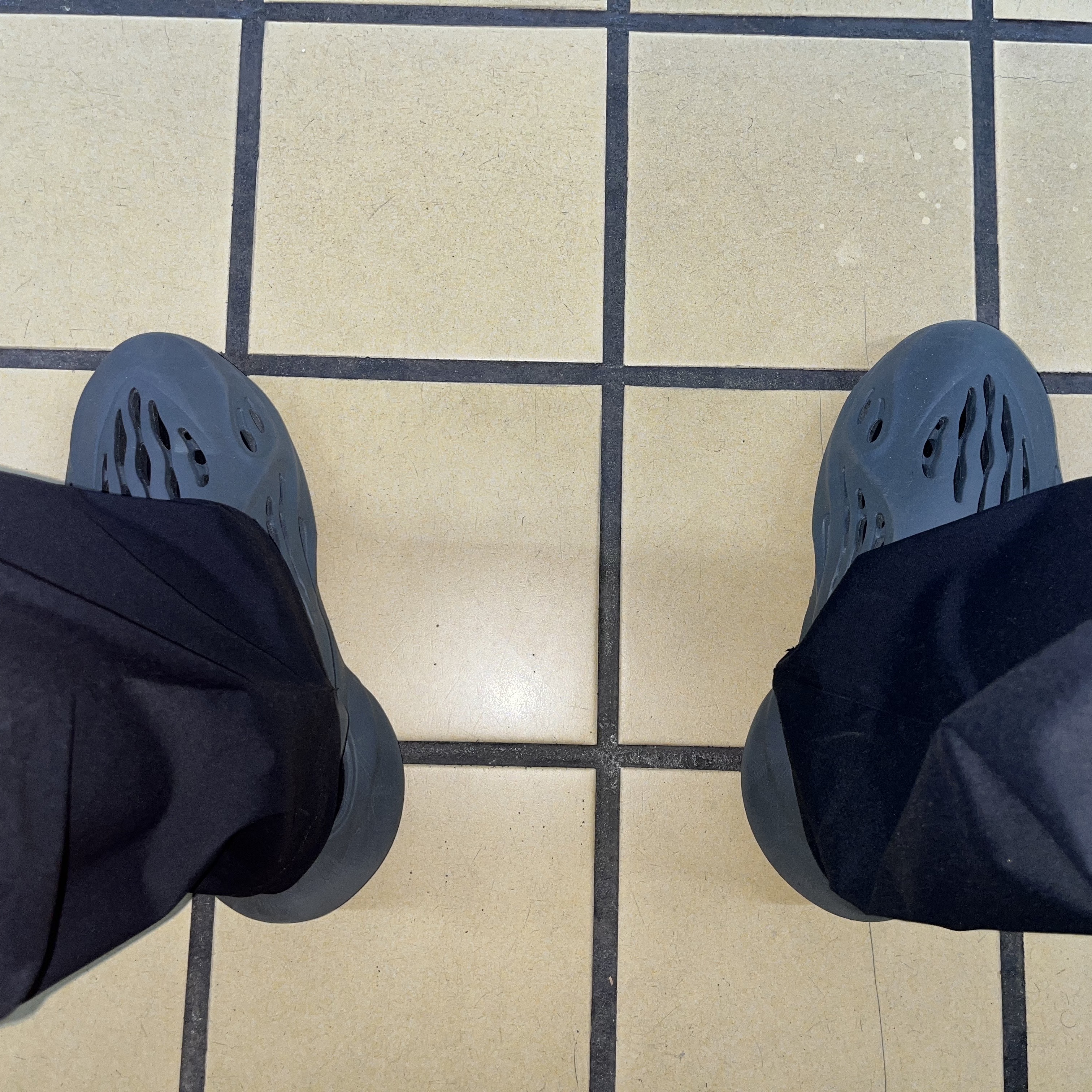 Adidas Yeezy Foam RNNR Carbon 착용 스타일