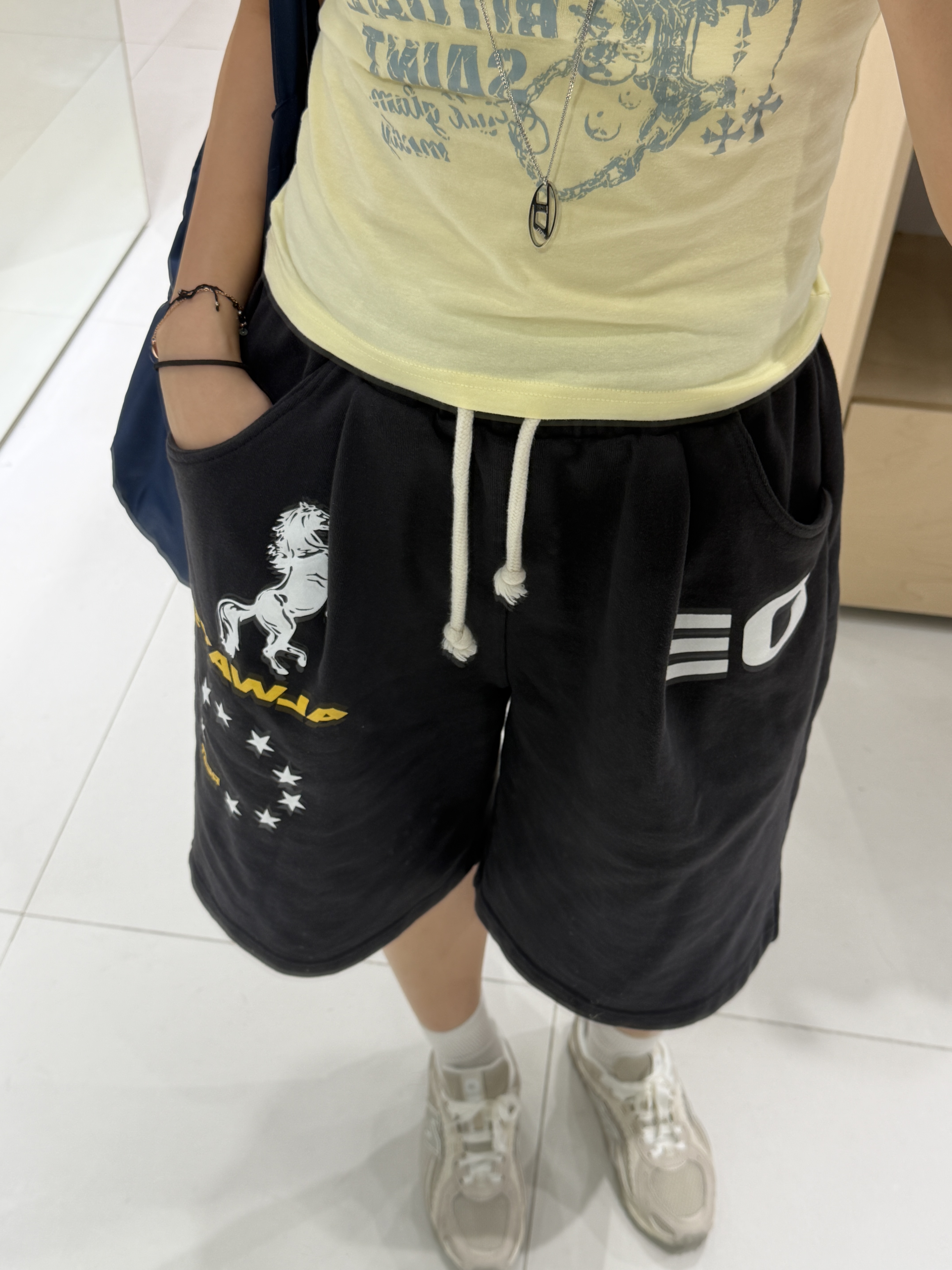AMOU Horse One Tuck Bermuda Pants Black 착용 스타일 - 1