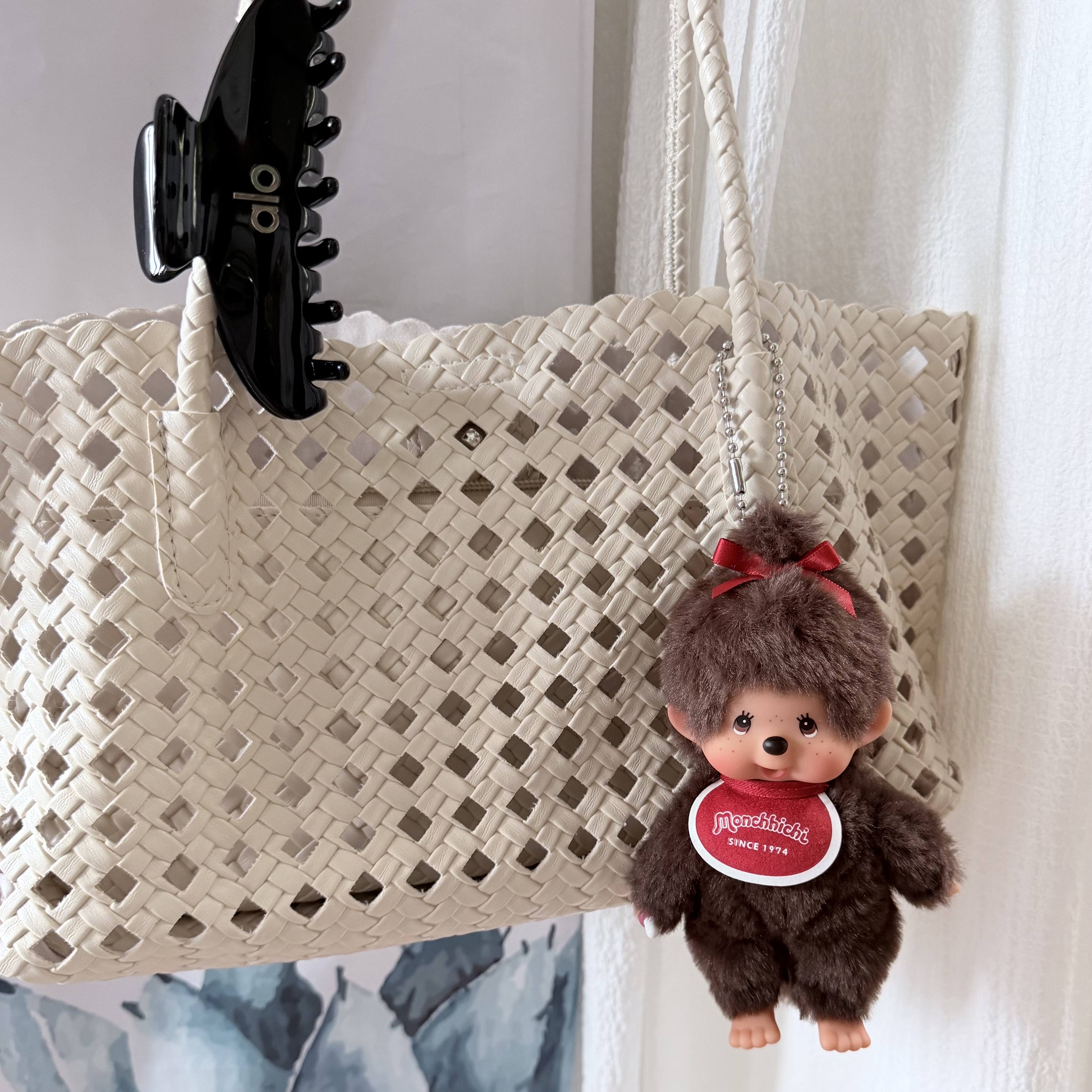 Monchhichi SS Girl Key Chain Brown, (W) Alo Yoga 90’s Claw Clip Black 착용 스타일