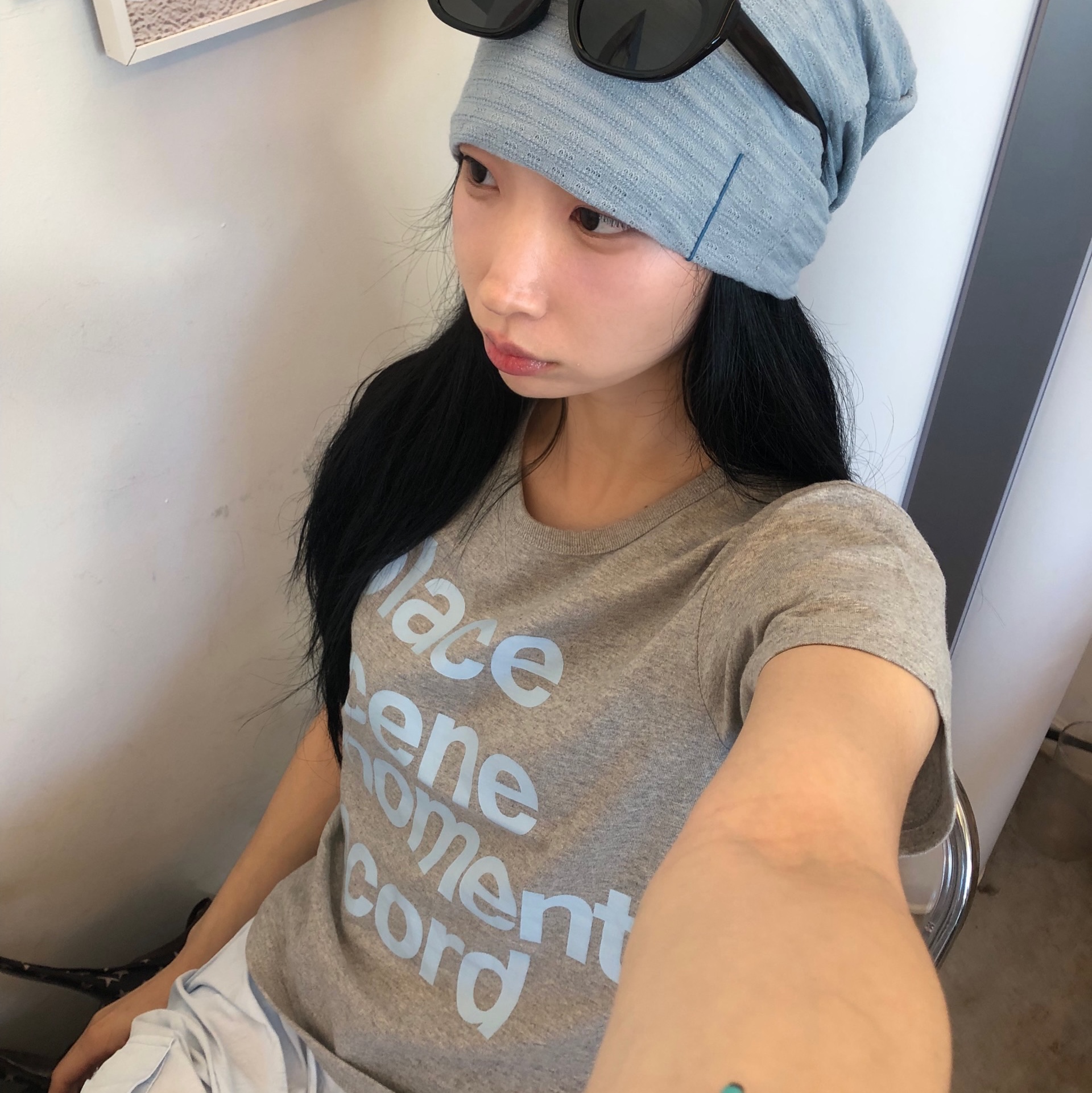SLOW RECORD HOUSE Archive Typo T-Shirt Grey 착용 스타일 - 2