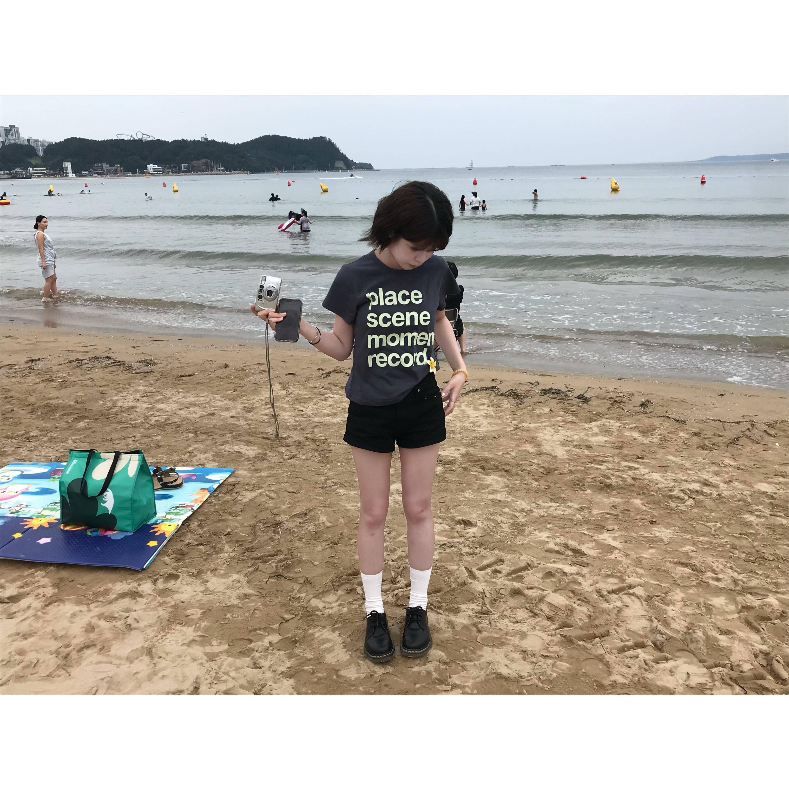 SLOW RECORD HOUSE Archive Typo T-Shirt Charcoal 착용 스타일 - 4
