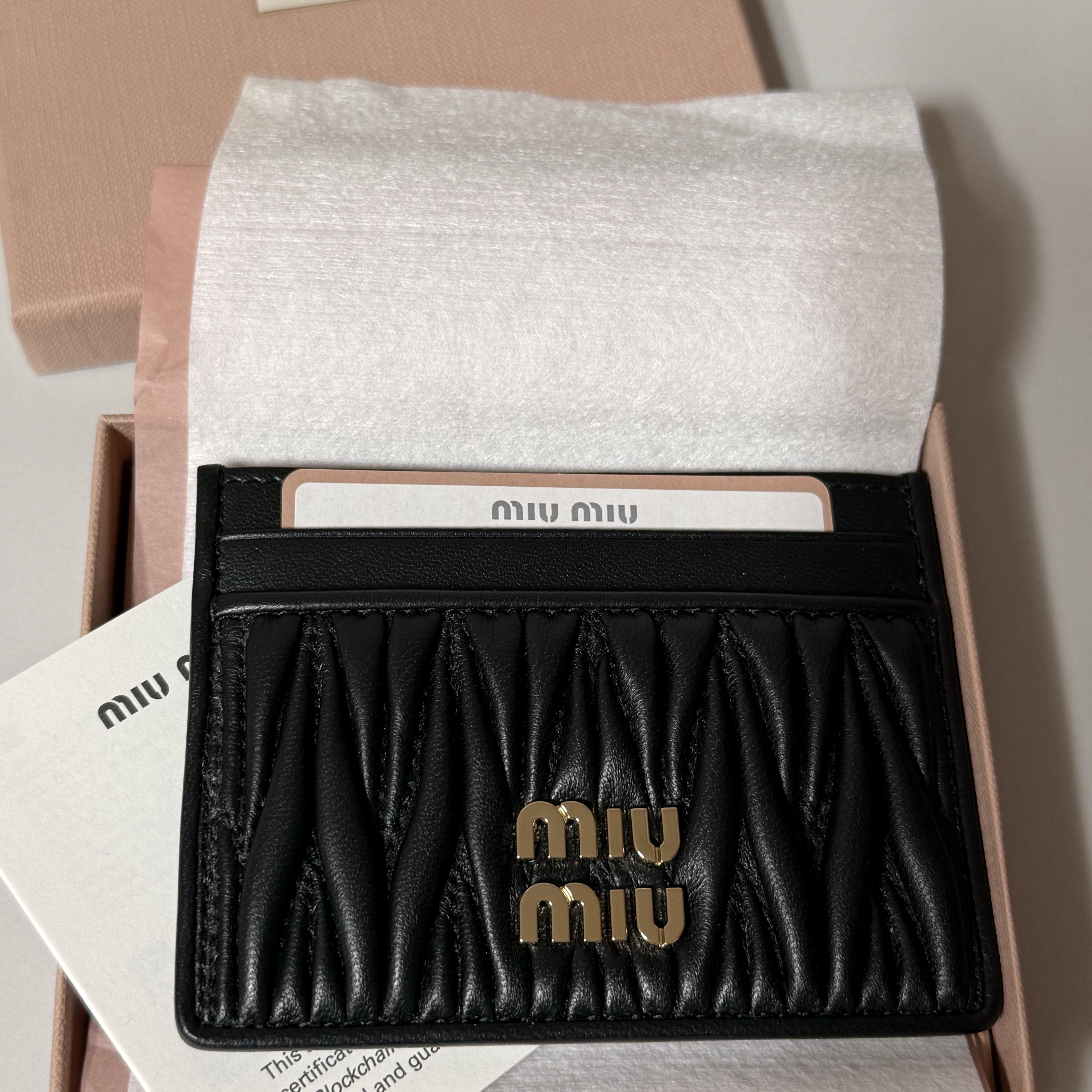 Miu Miu Matelasse Nappa Leather Card Holder Black 착용 스타일
