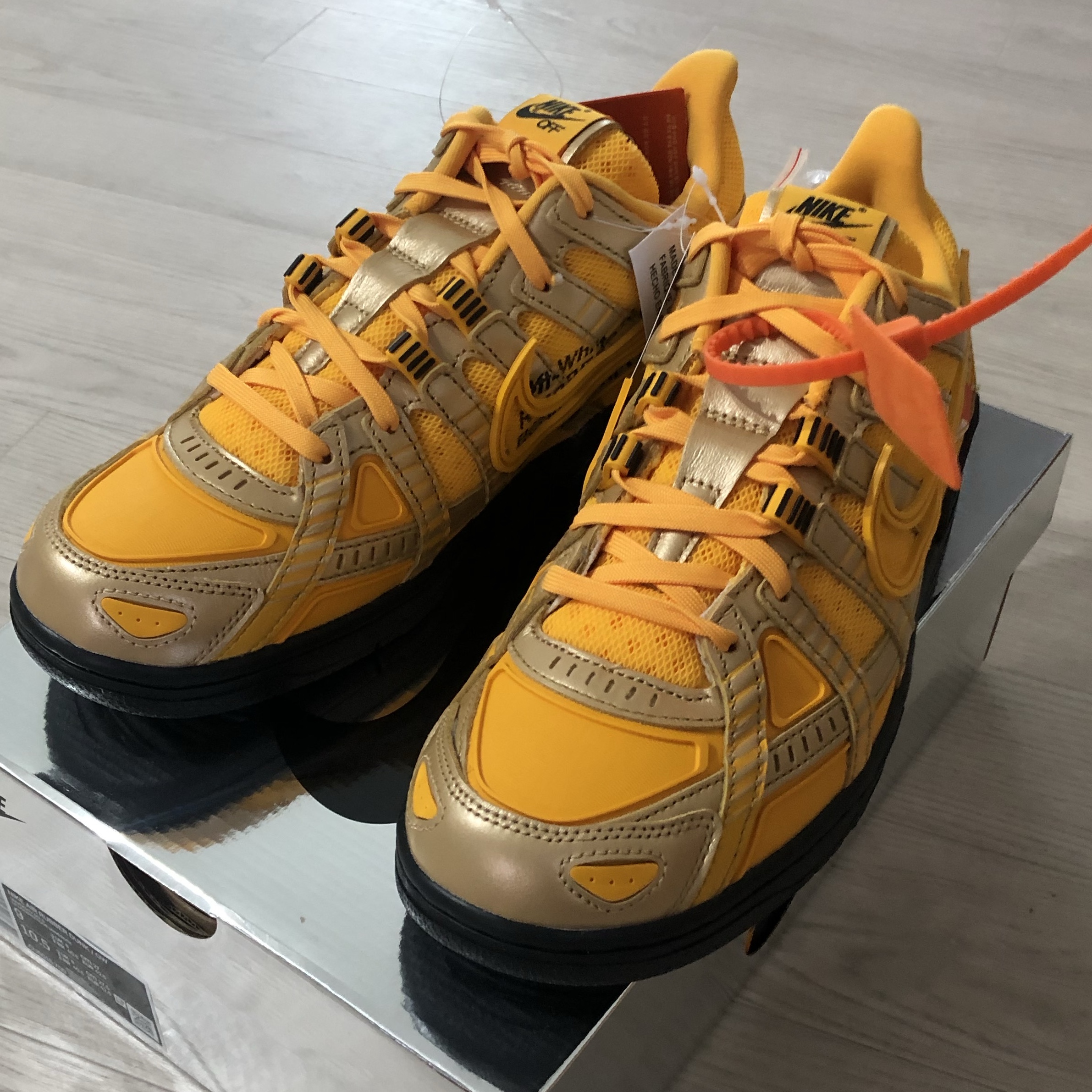 Nike x Off-White Air Rubber Dunk University Gold 착용 스타일