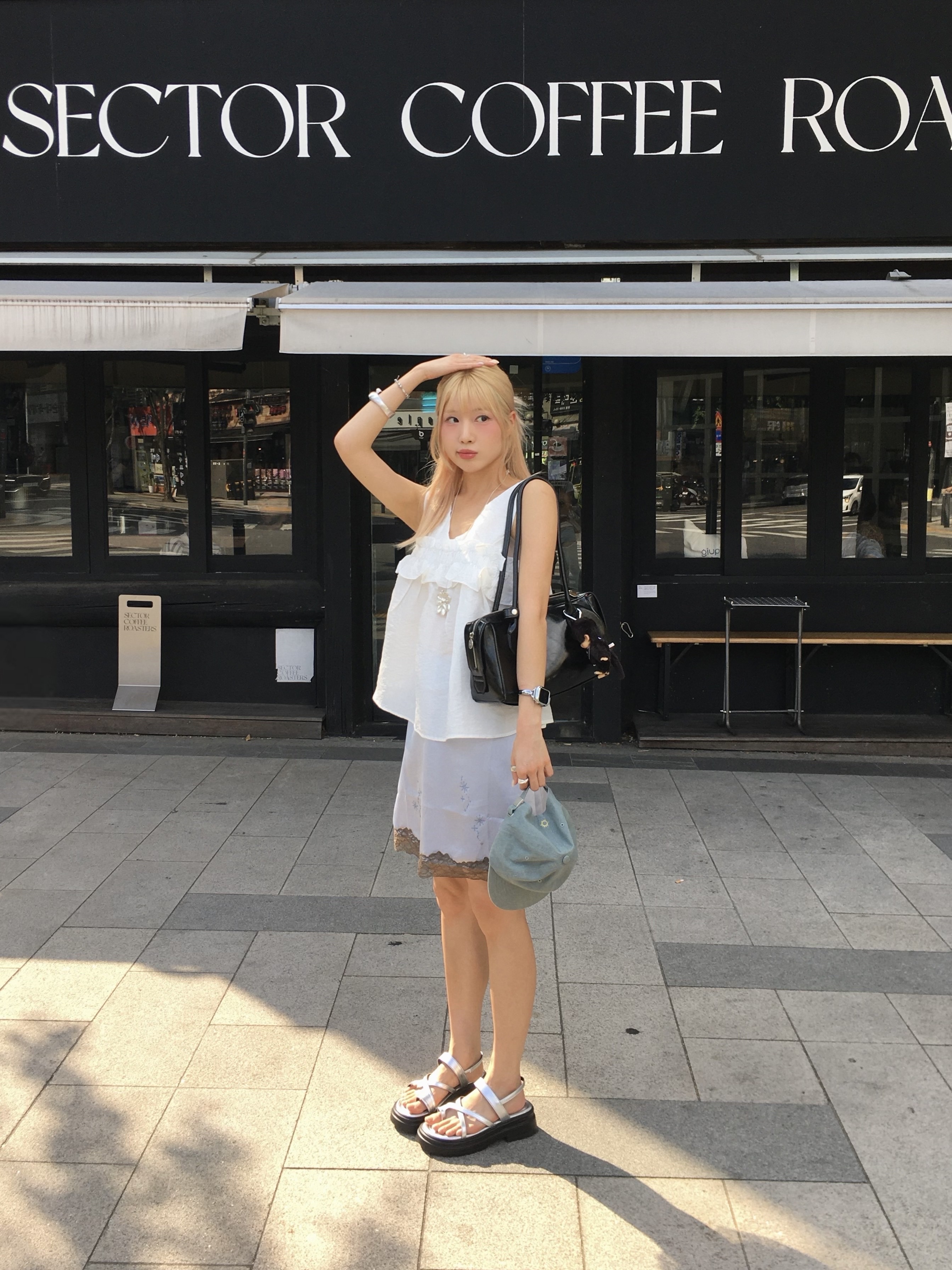 Margarin Fingers Lace Satin Hotfix Skirt Light Blue 착용 스타일 - 3
