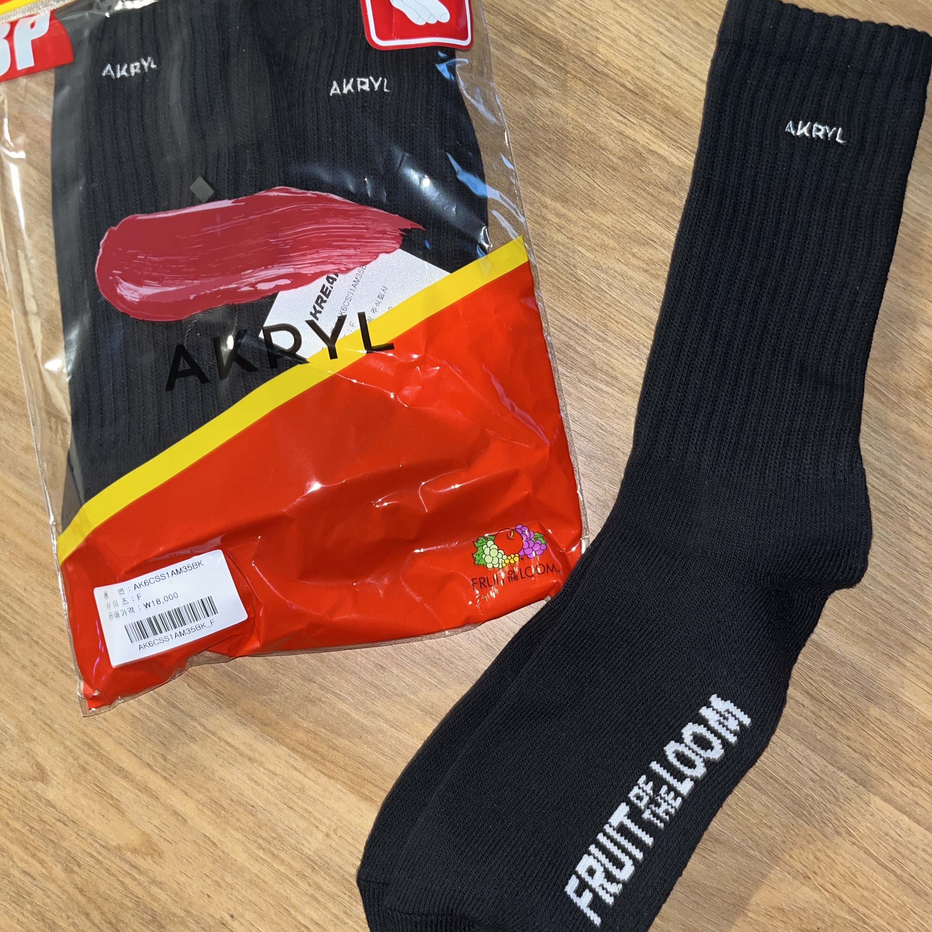 AKRYL Fruits Icon Socks Black - 26FW 착용 스타일
