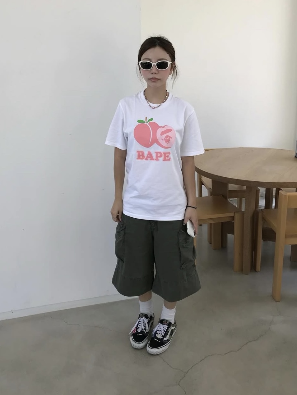 (W) BAPE Peach T-Shirt White, Vans x BAPE Old Skool TB LX Black 착용 스타일