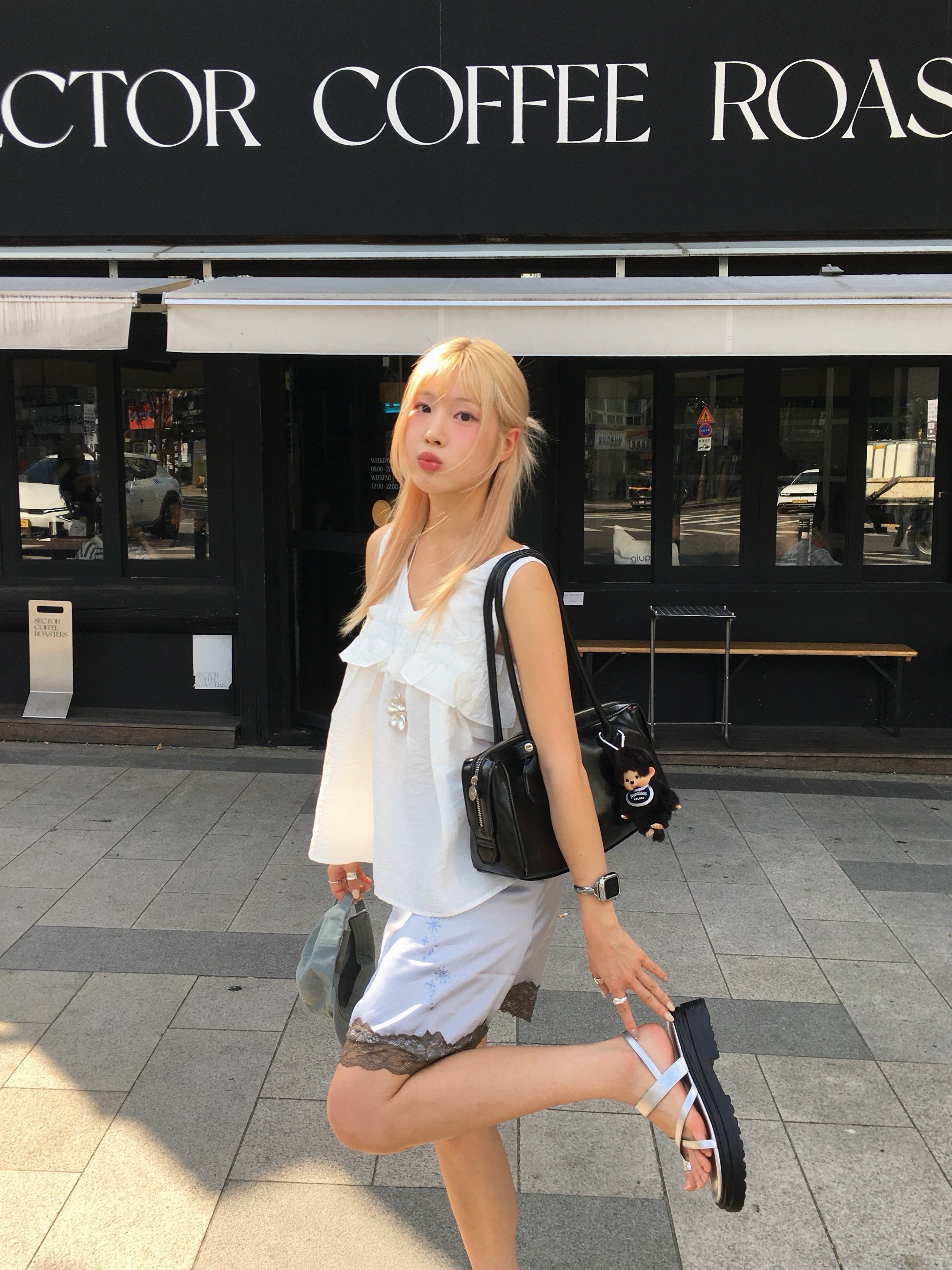 Margarin Fingers Lace Satin Hotfix Skirt Light Blue 착용 스타일 - 2