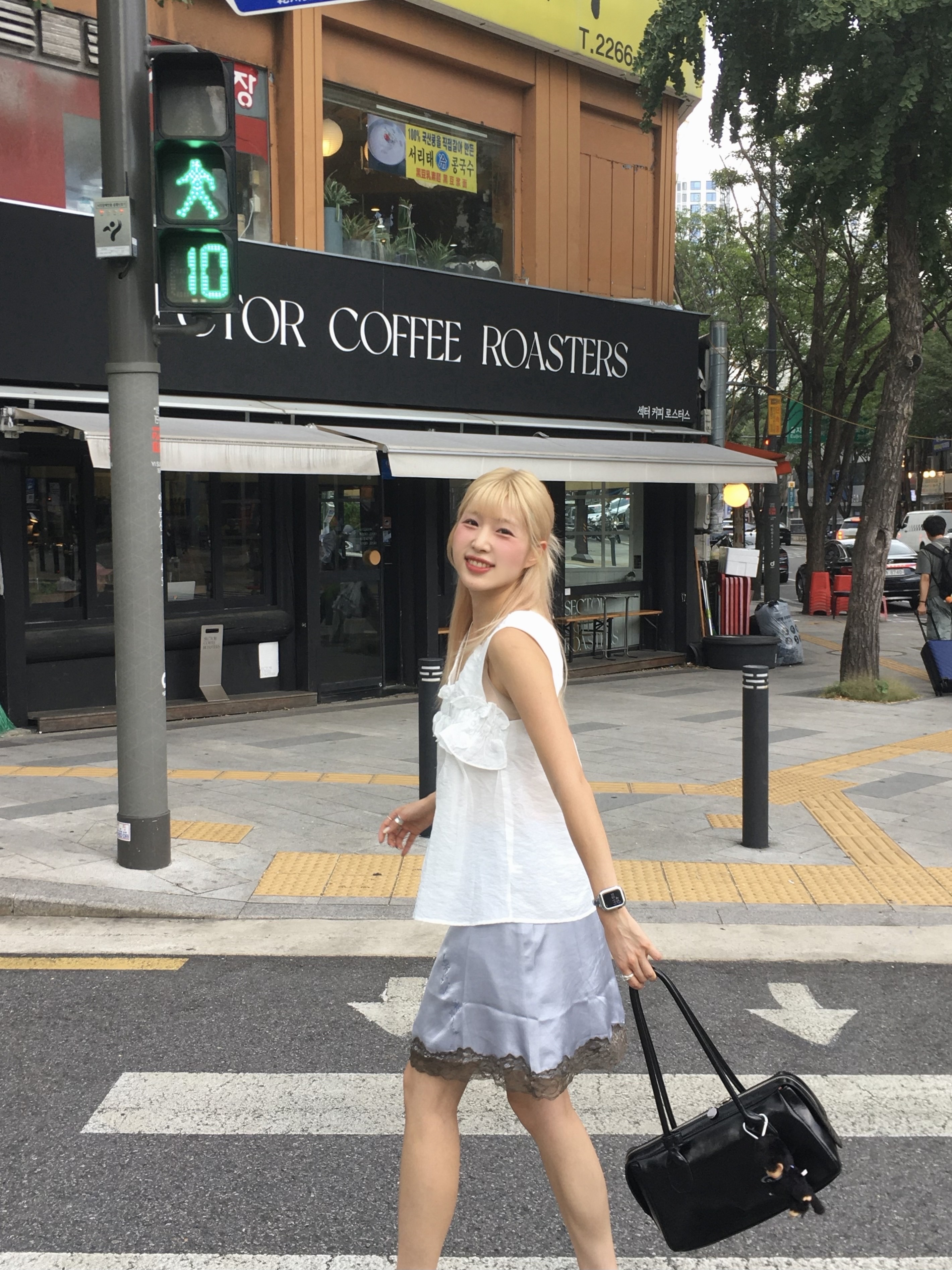 Margarin Fingers Lace Satin Hotfix Skirt Light Blue 착용 스타일 - 6