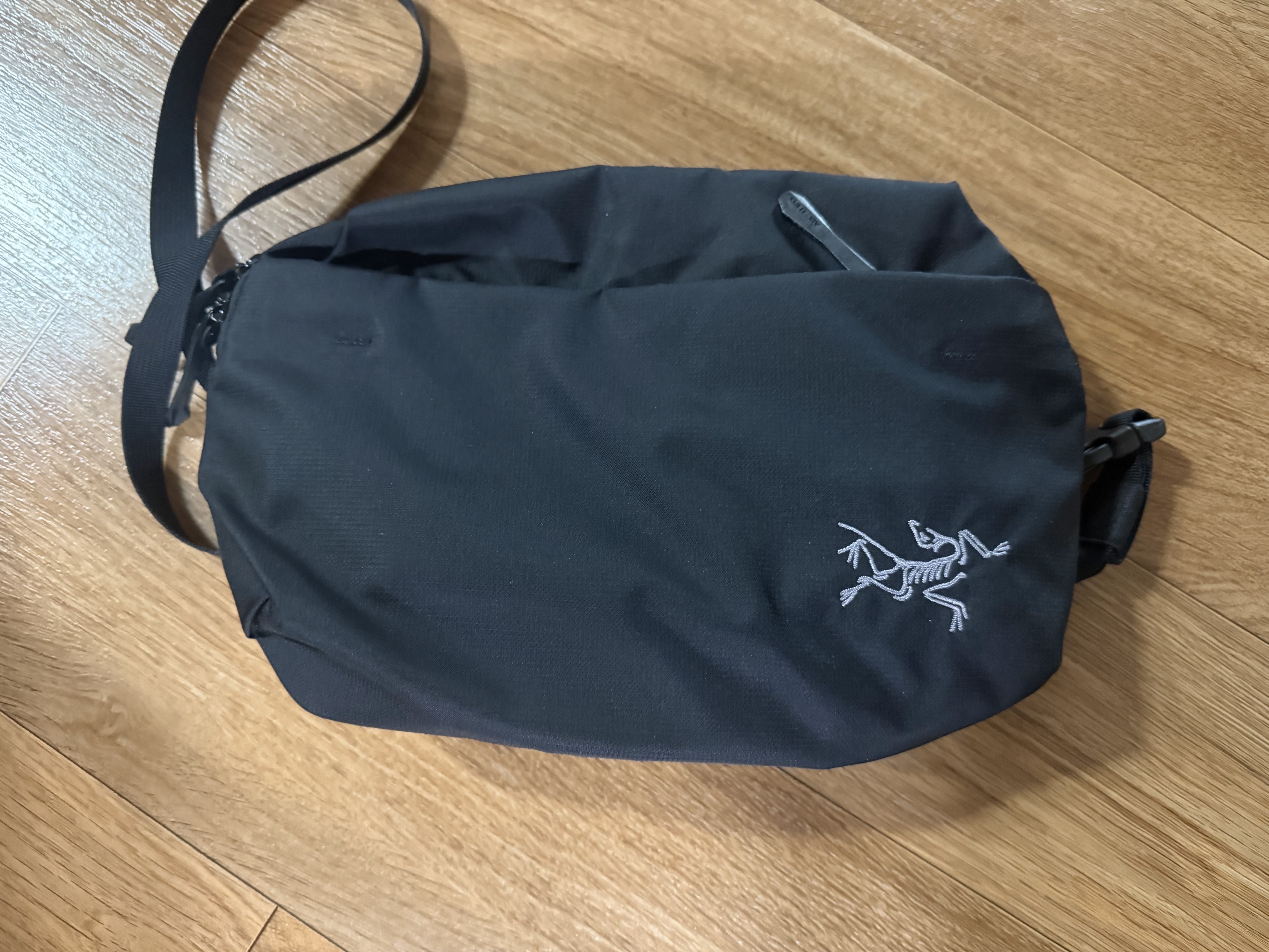 Arc'teryx Heliad 6 Crossbody Bag Black 착용 스타일