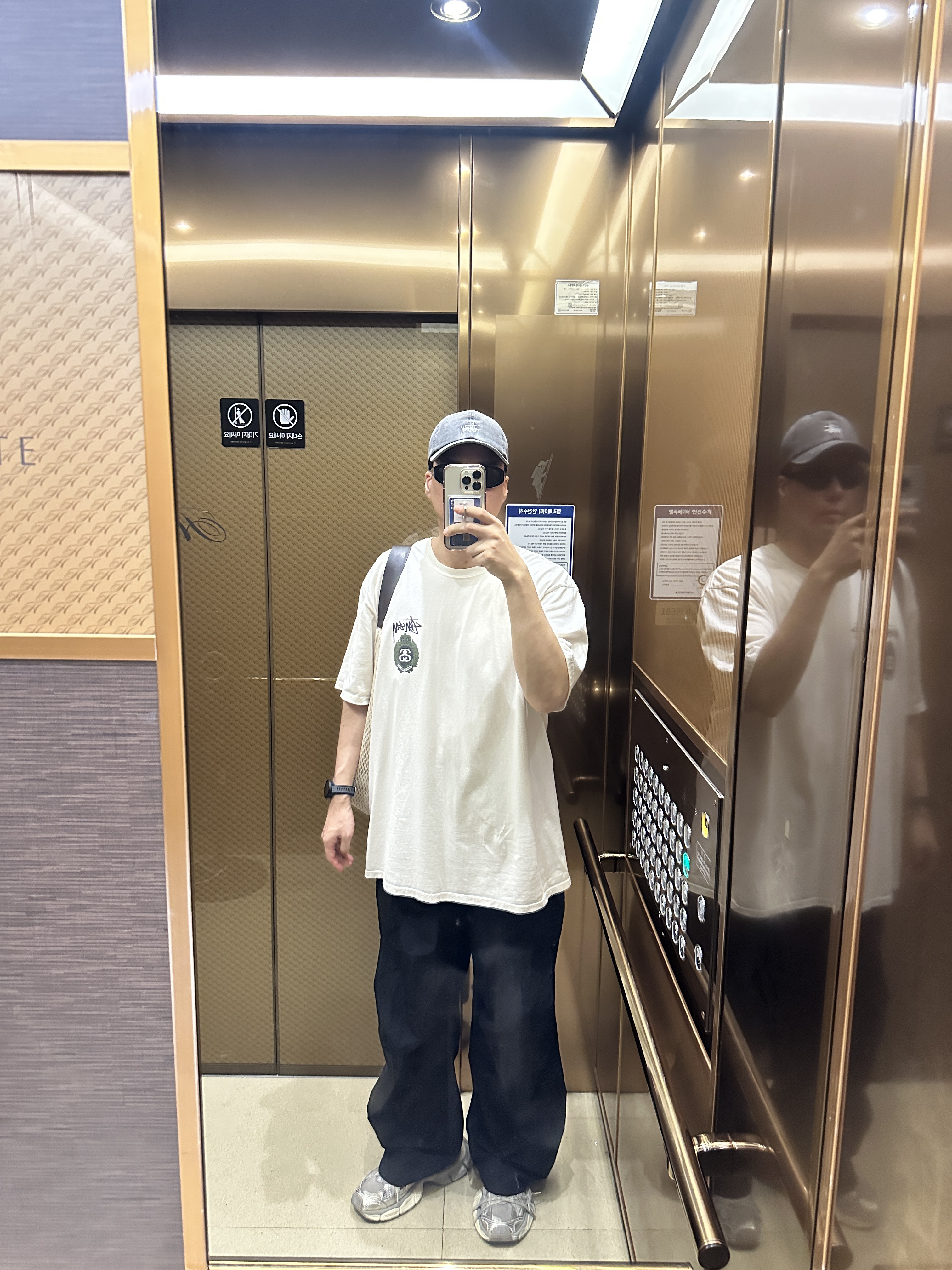 Balenciaga 3XL Sneakers Light Beige, Wapworks Denier Curved Track Pants 착용 스타일