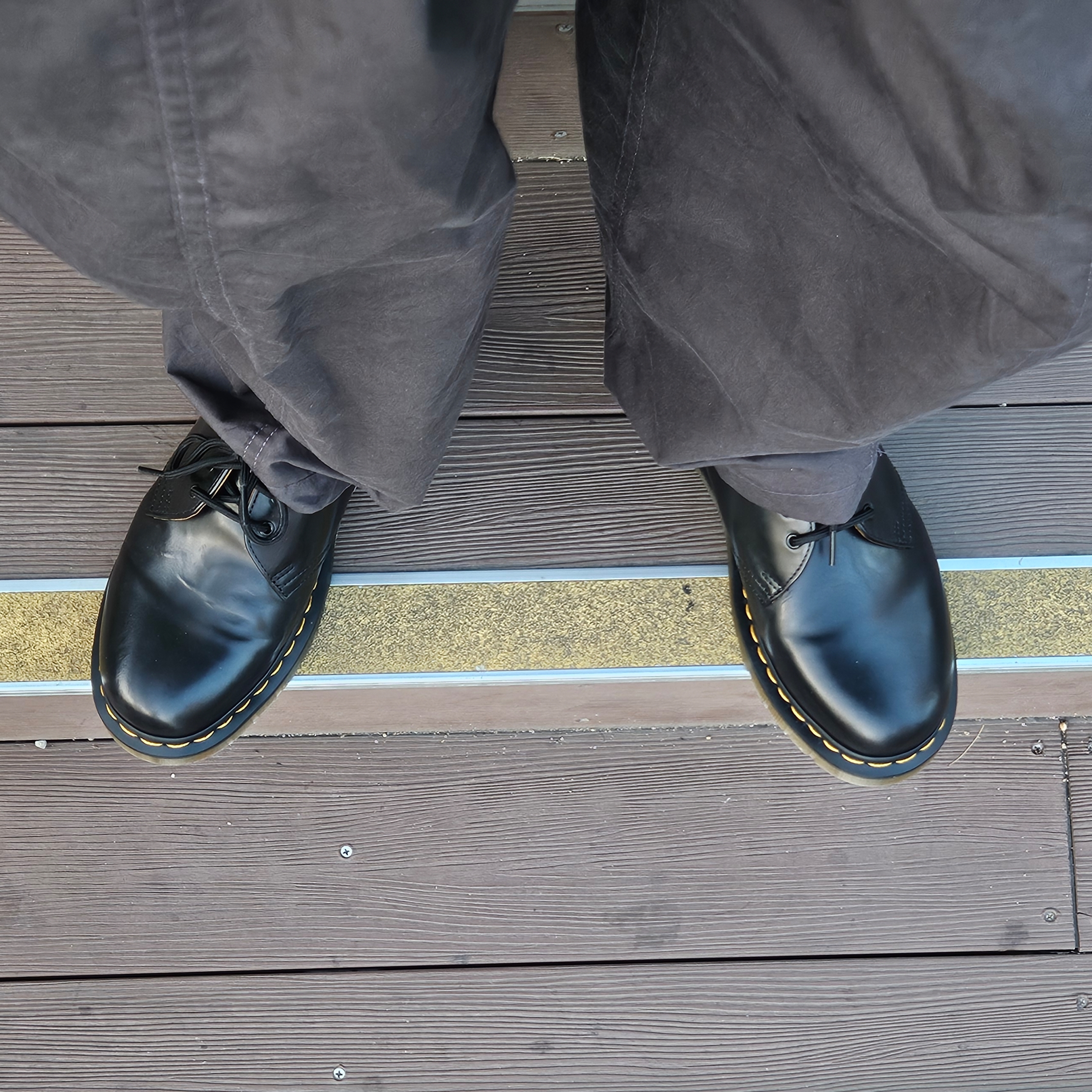 Dr. Martens 1461 Smooth Black, Porter All New Tanker Sling Bag Zip Black 착용 스타일 - 2