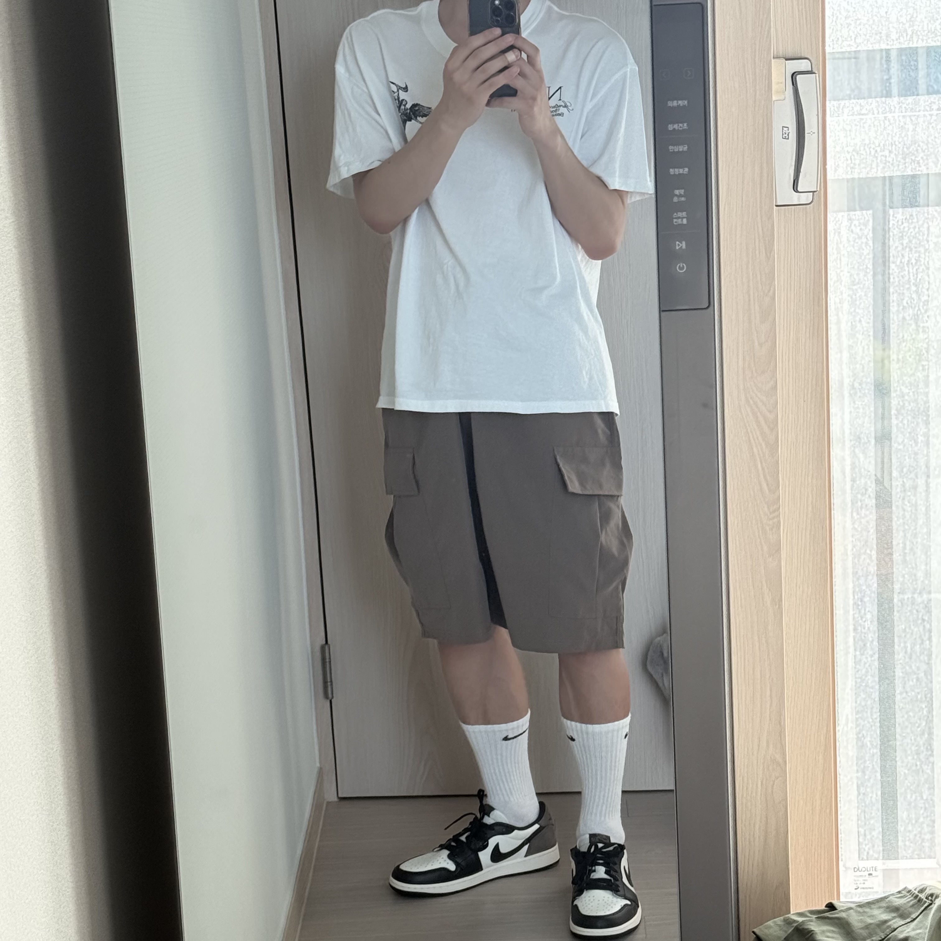 Jordan 1 Retro Low OG Mocha, Nike NSW Max90 T-Shirt White - Asia 착용 스타일 - 1