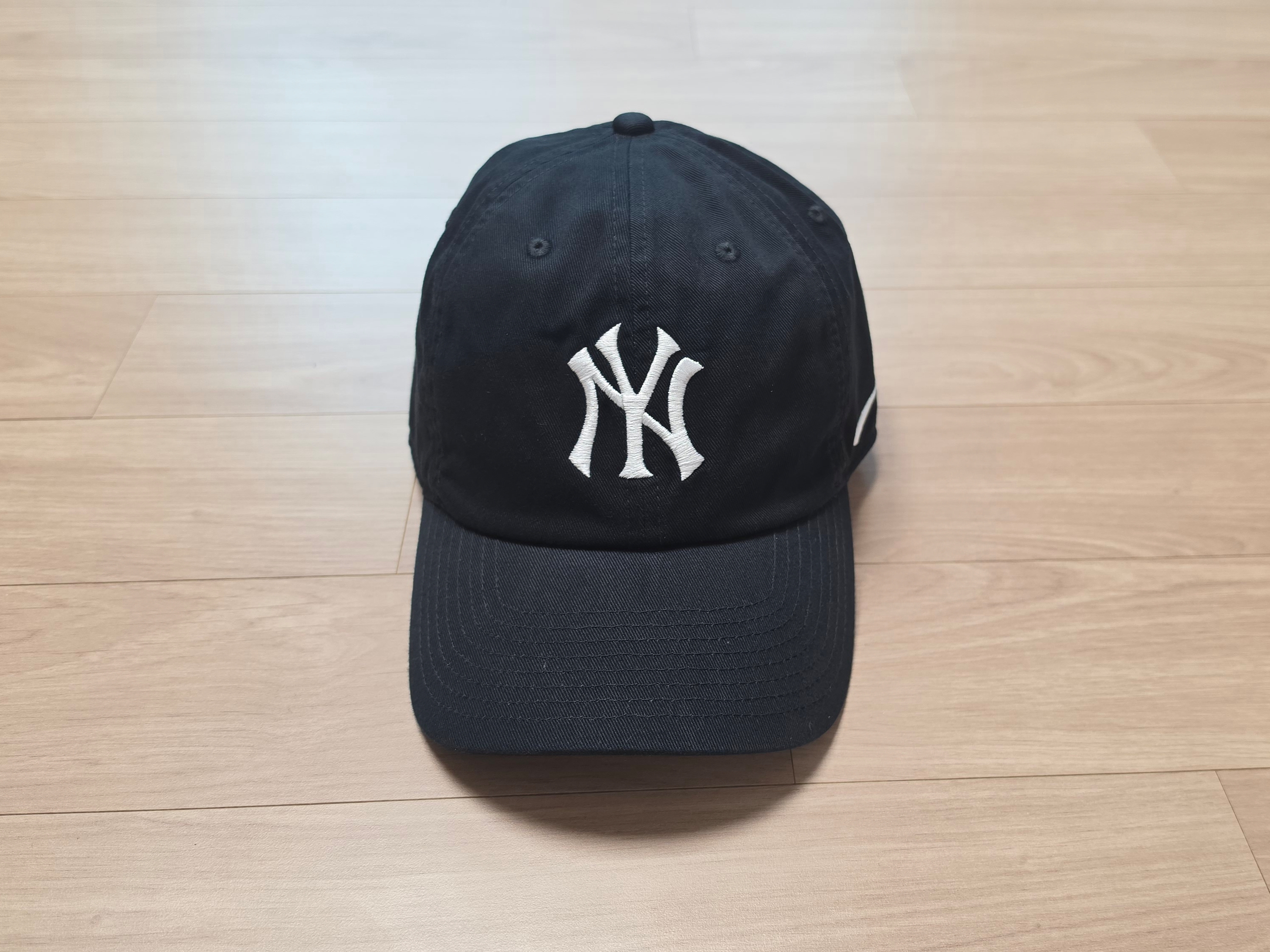 Nike New York Yankees Club Adjustable Hat Black 착용 스타일 - 1
