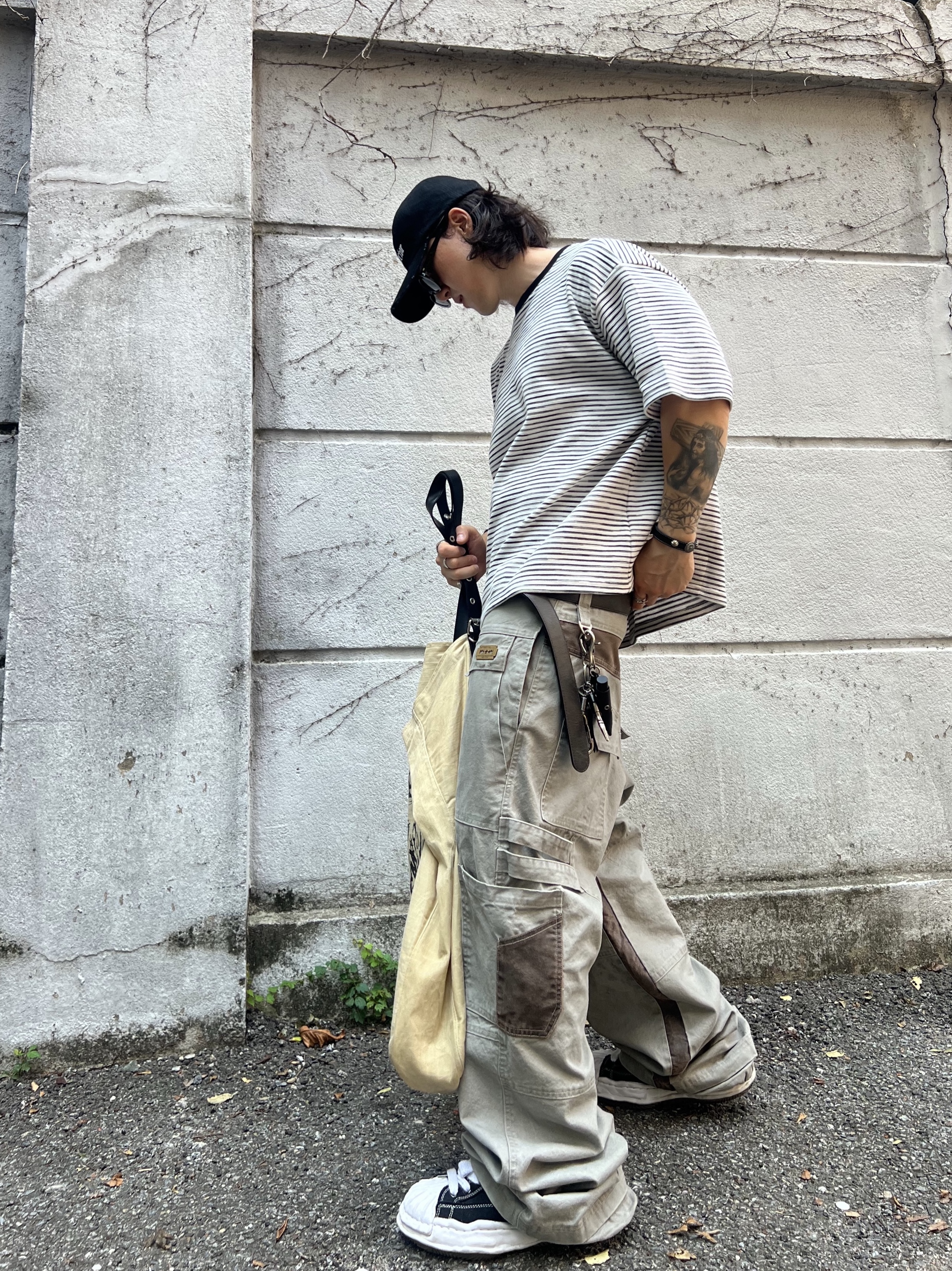AX CONNECTION Destroyed Connector Embroidered Cap Black, Maison Mihara Yasuhiro Blakey OG Sole Canvas Low-top Sneakers Black White 착용 스타일 - 2