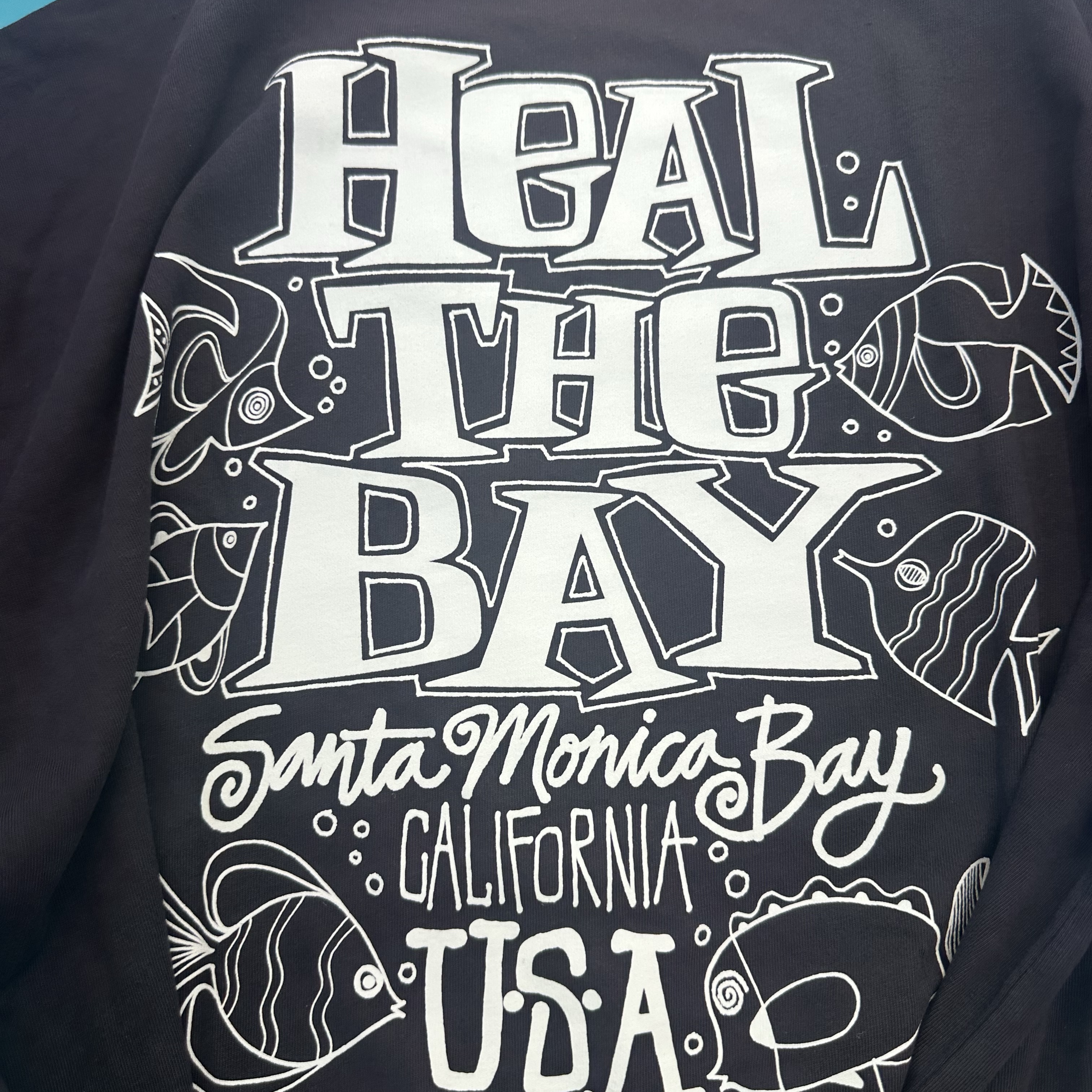 Stussy x Heal The Bay Ocean Pigment Dyed T-Shirt Black 착용 스타일 - 2