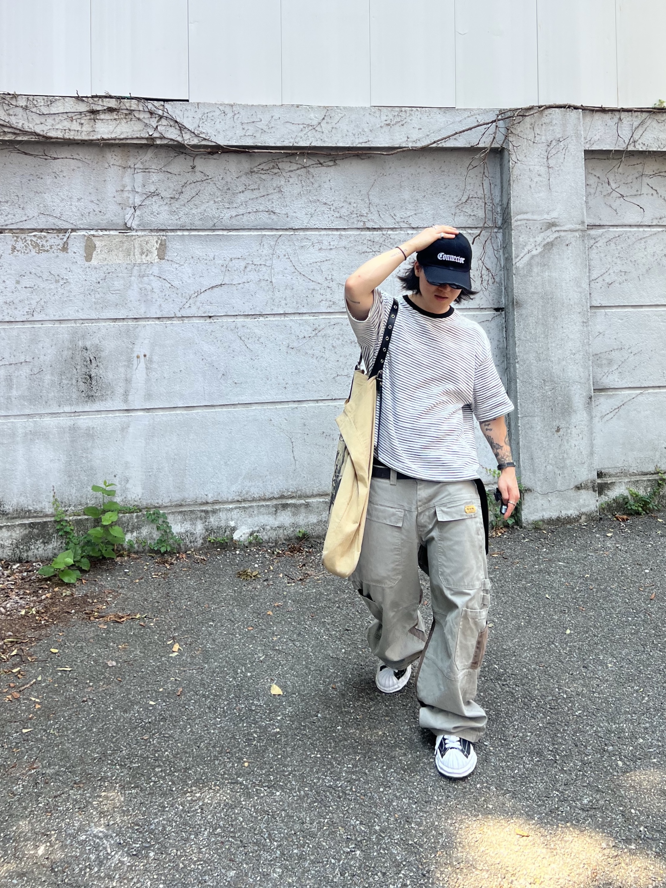 AX CONNECTION Destroyed Connector Embroidered Cap Black, Maison Mihara Yasuhiro Blakey OG Sole Canvas Low-top Sneakers Black White 착용 스타일 - 1