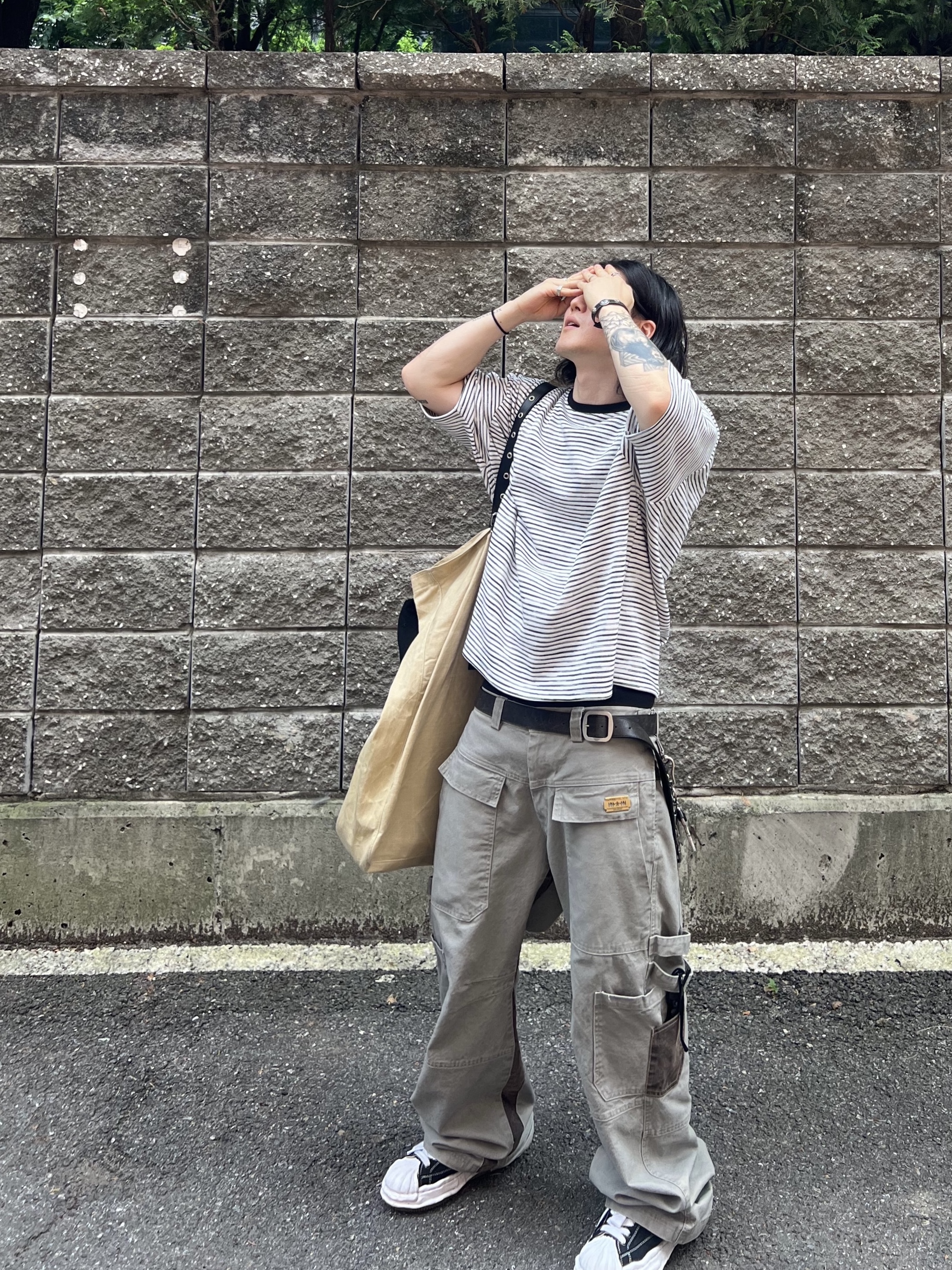 AX CONNECTION Destroyed Connector Embroidered Cap Black, Maison Mihara Yasuhiro Blakey OG Sole Canvas Low-top Sneakers Black White 착용 스타일 - 6
