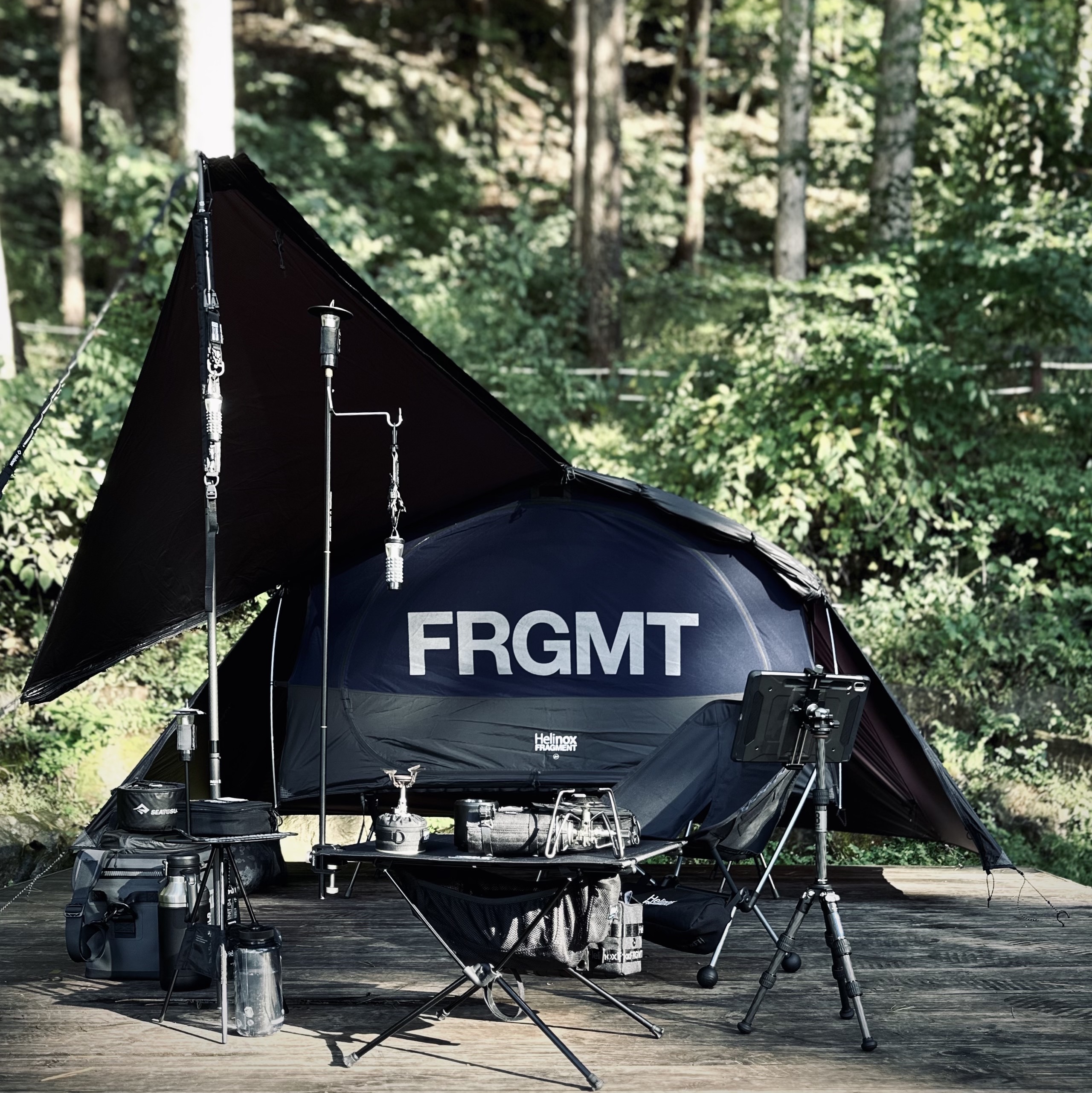 Helinox x Fragment Design Tactical Chair Black Navy, Helinox x Fragment Design Tactical Cot Tent Solo Inner Tent Black Navy Mesh 착용 스타일 - 2
