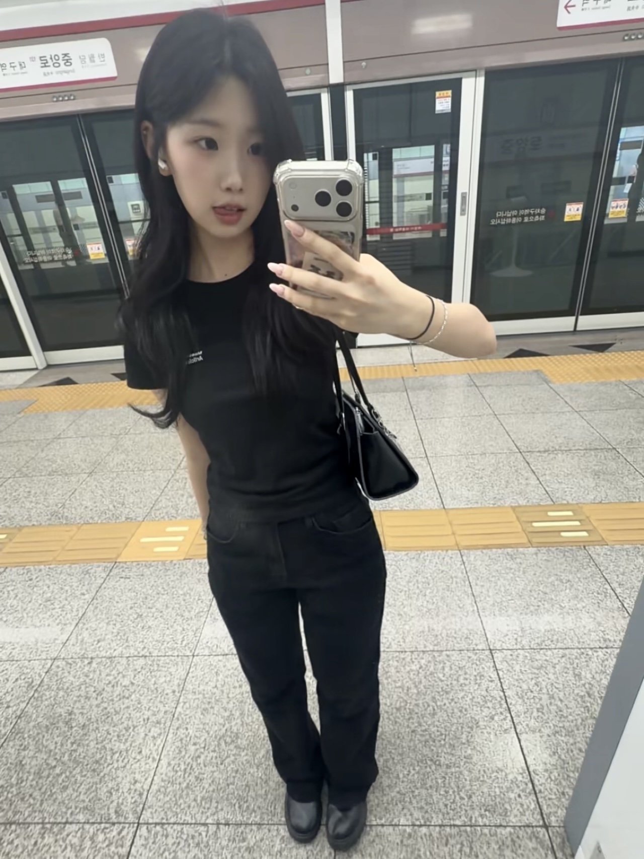 (W) Plastic Product MPa T-Shirt Black 착용 스타일 - 1