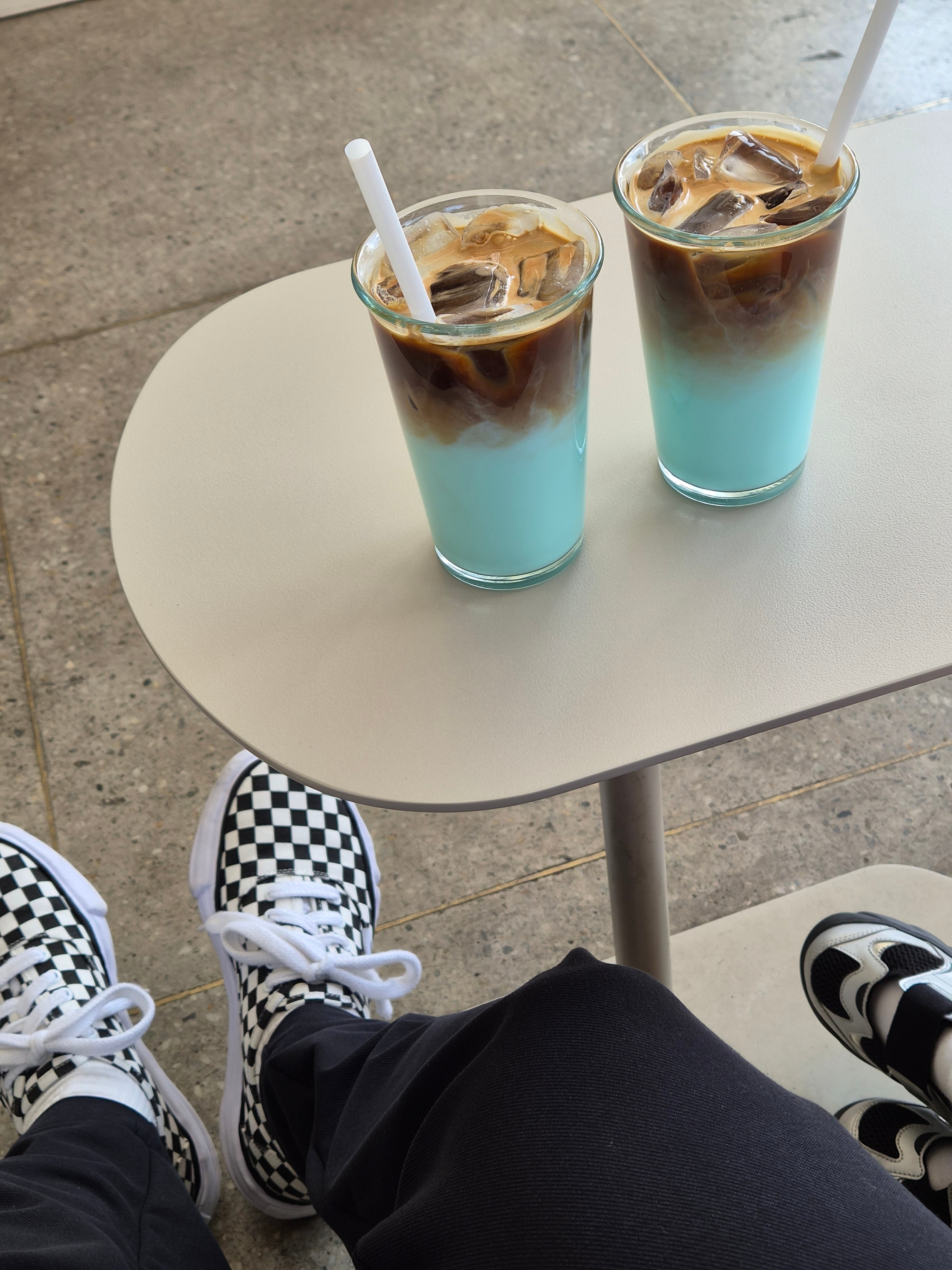 STU Round Cut Windbreaker Skyblue, Maison Mihara Yasuhiro Baker OG Sole Canvas Low Cut Sneakers Black White 착용 스타일 - 3