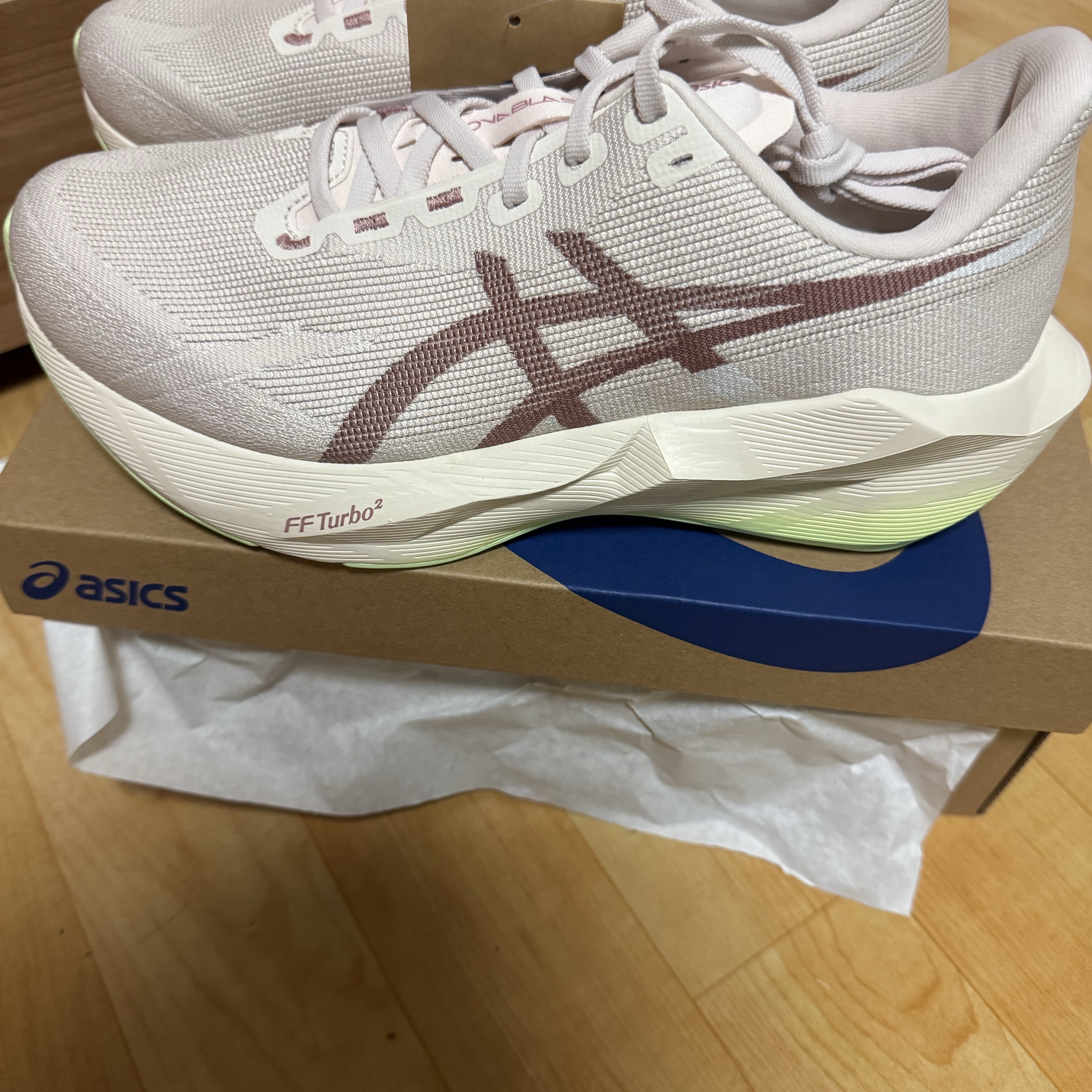Asics Novablast 6 Soft Oat Greige 착용 스타일 - 2