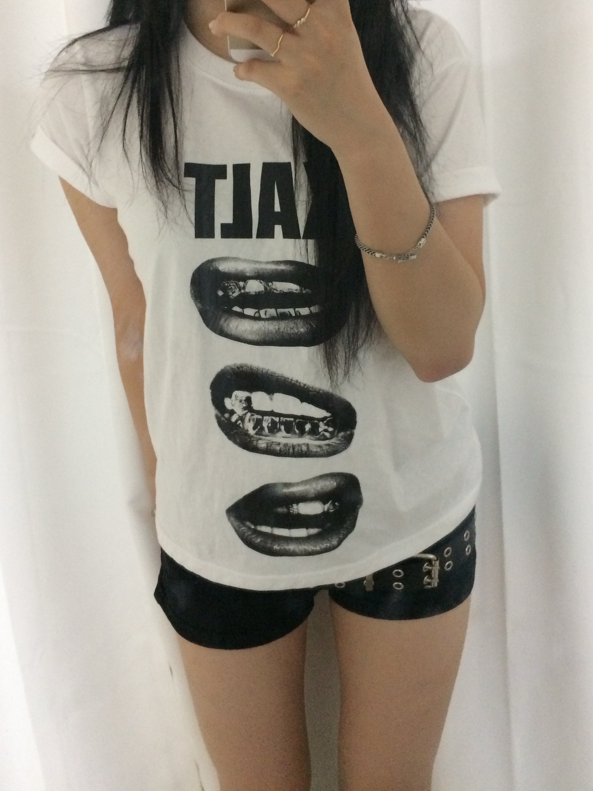 AMOU Kalt Lips Half T-Shirts White 착용 스타일 - 1