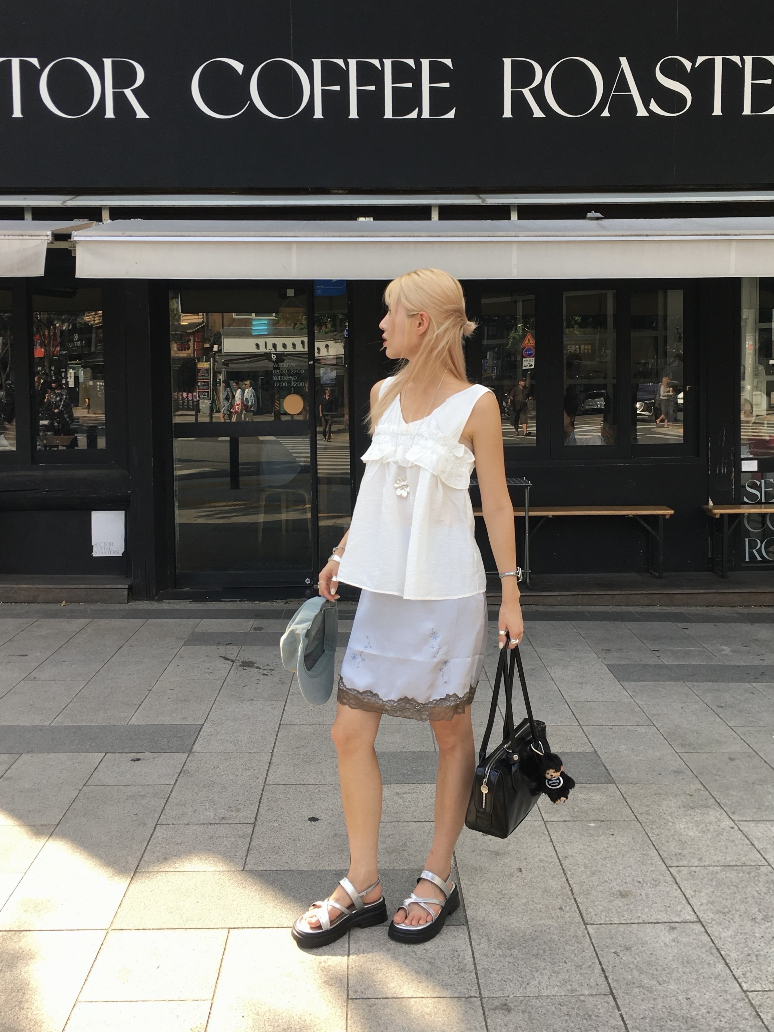 Margarin Fingers Lace Satin Hotfix Skirt Light Blue 착용 스타일 - 4