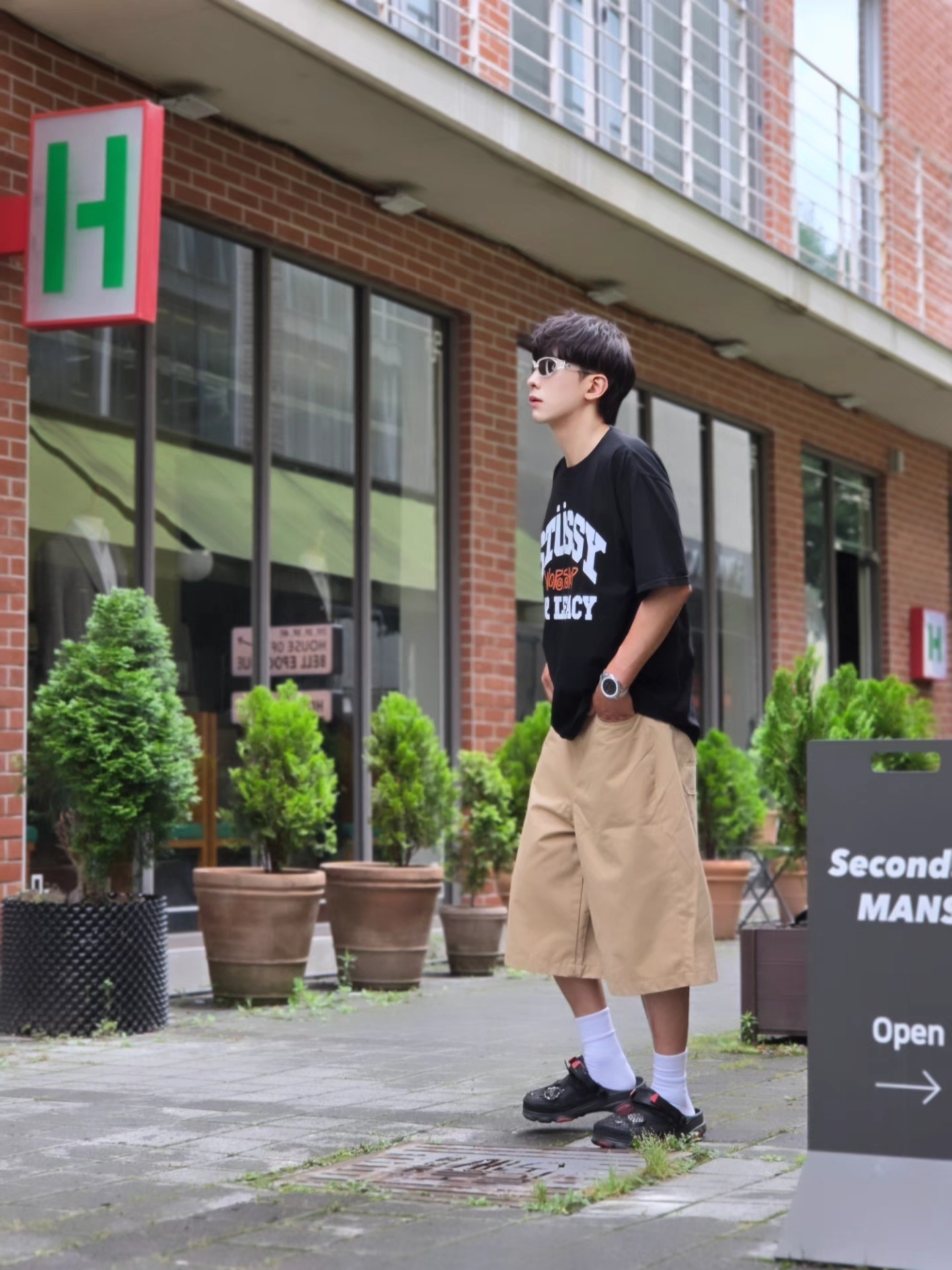 Stussy x Our Legacy Work Shop Pigment Dyed Collegiate T-Shirt Black, Crocs x Staple Classic All Terrain Clog Black 착용 스타일 - 3