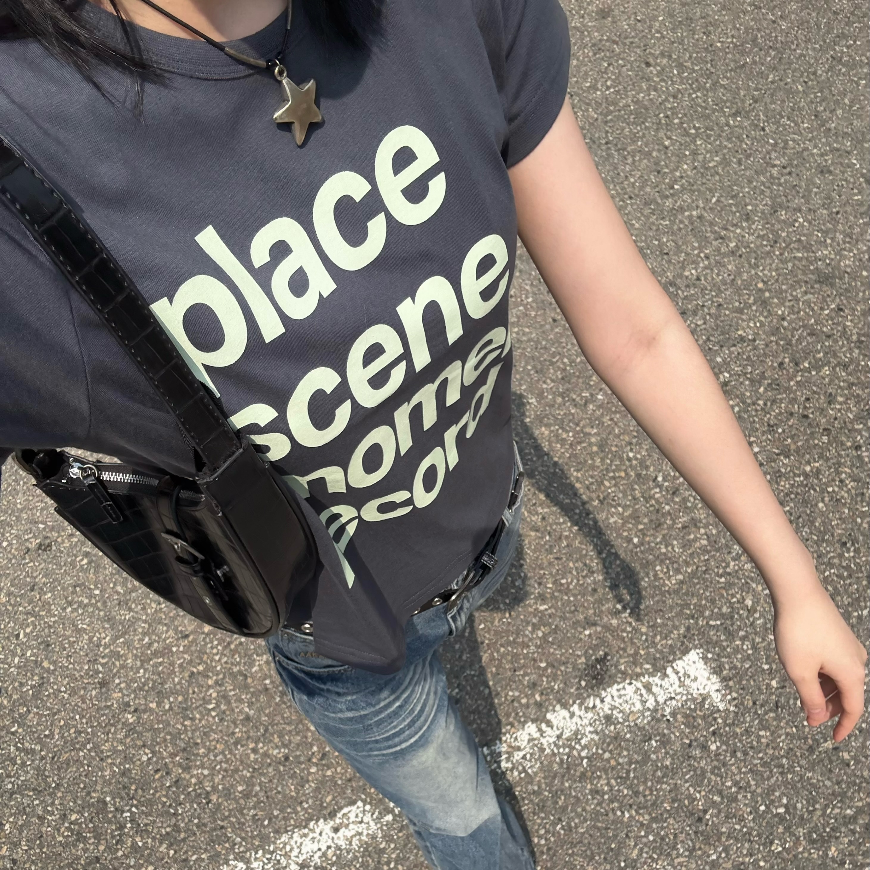 SLOW RECORD HOUSE Archive Typo T-Shirt Charcoal 착용 스타일 - 4