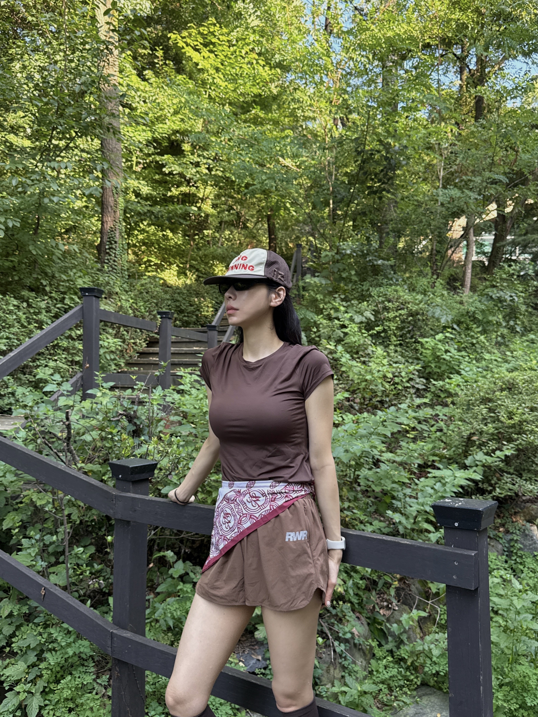 Alex Zono I Dig Running Trucker Hat OG Brown, Oakley Terraforma Matte Black Prizm Grey 착용 스타일 - 3