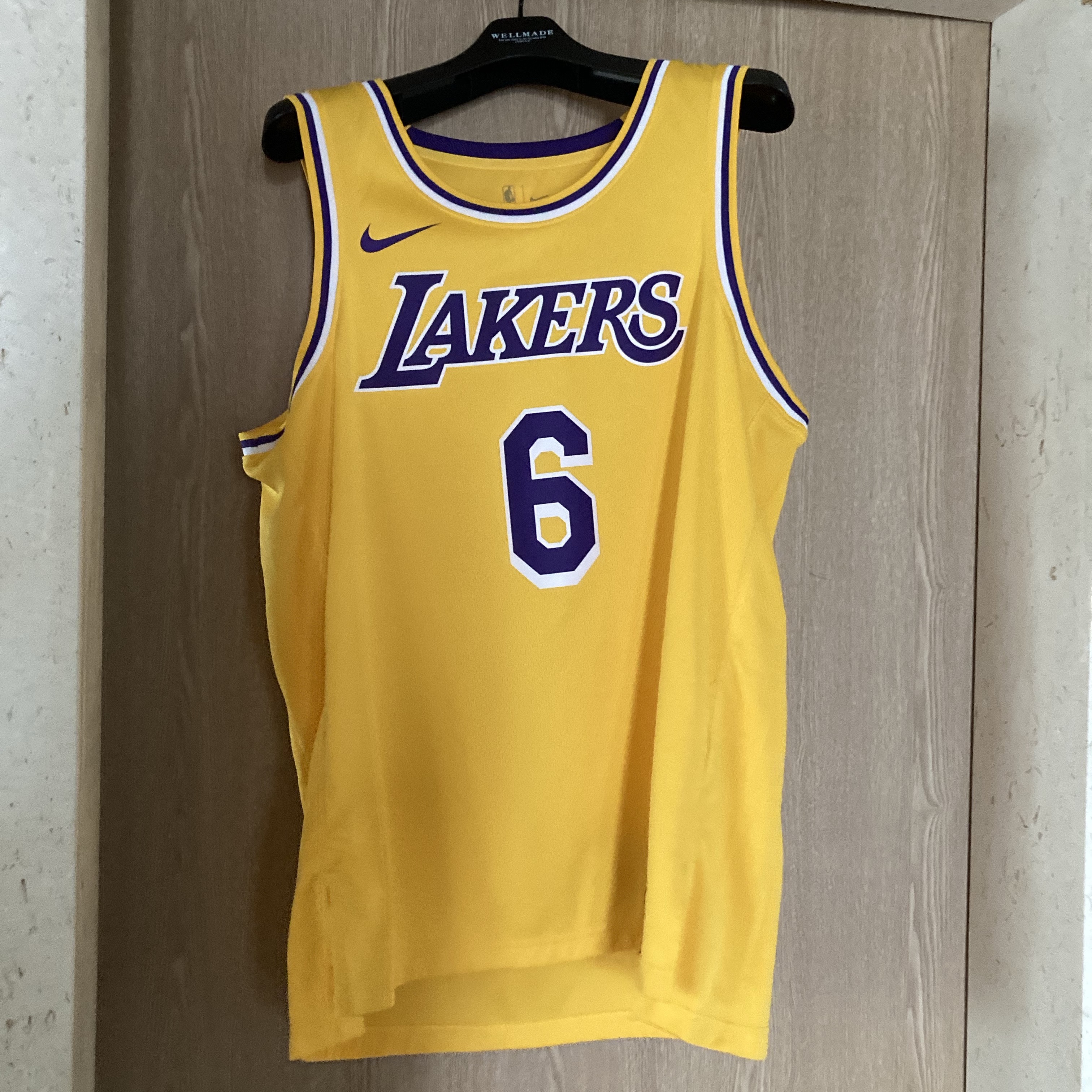 Nike LeBron James LA Lakers Icon Edition Jersey Amarillo 착용 스타일