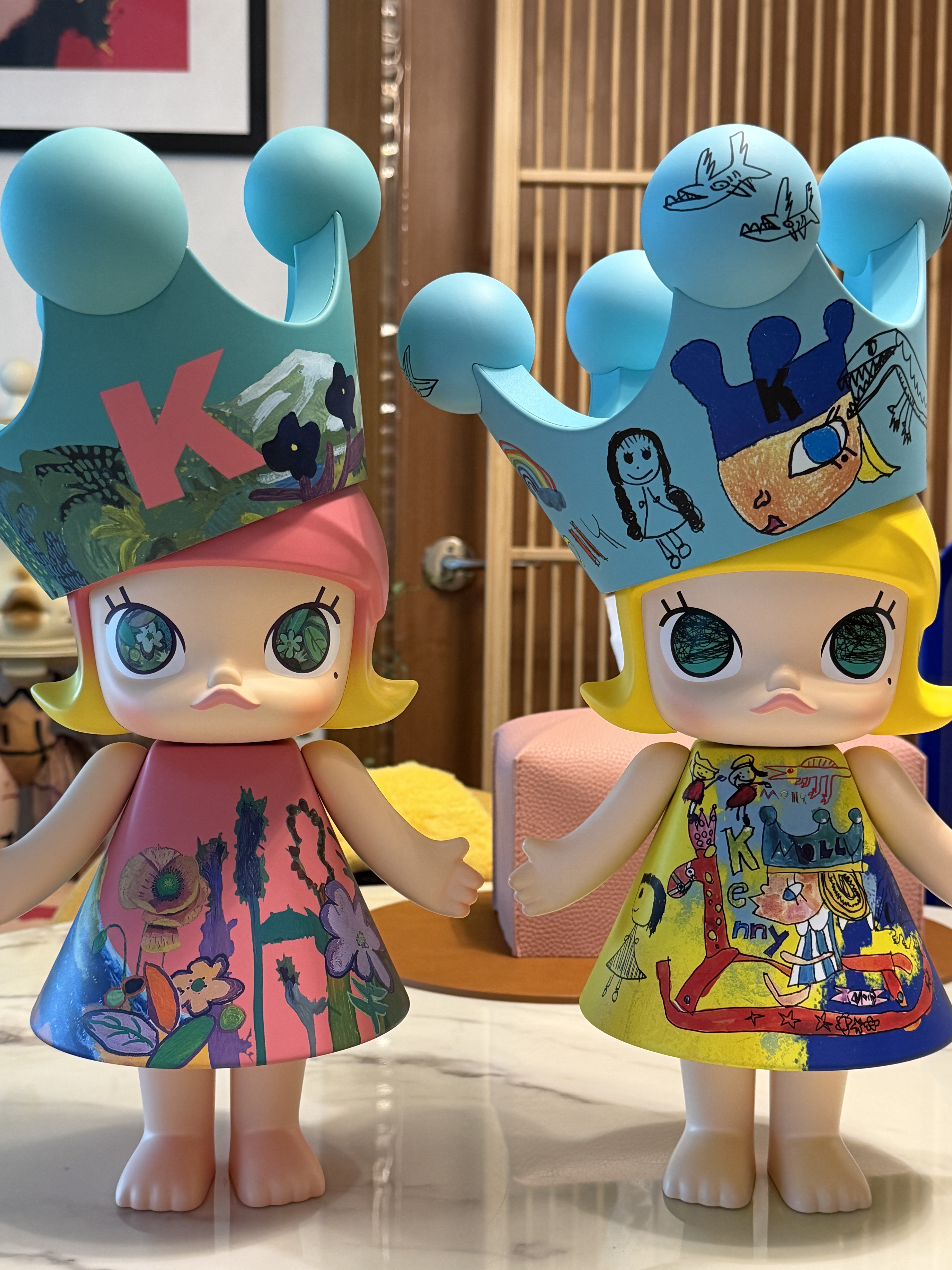 Pop Mart Mega Royal Molly 400% Childshness 2026, Pop Mart Mega Royal Molly Childishness 400% 착용 스타일 - 1