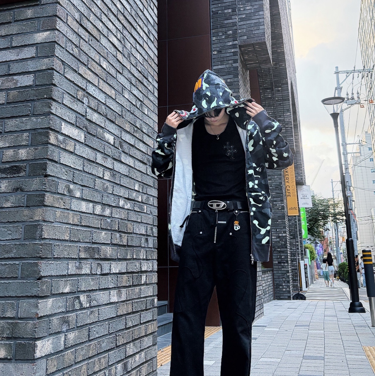Diesel B-1DR Leather Belt with D Buckle Black, Starbucks x BAPE Baby Milo Keychain 착용 스타일 - 1