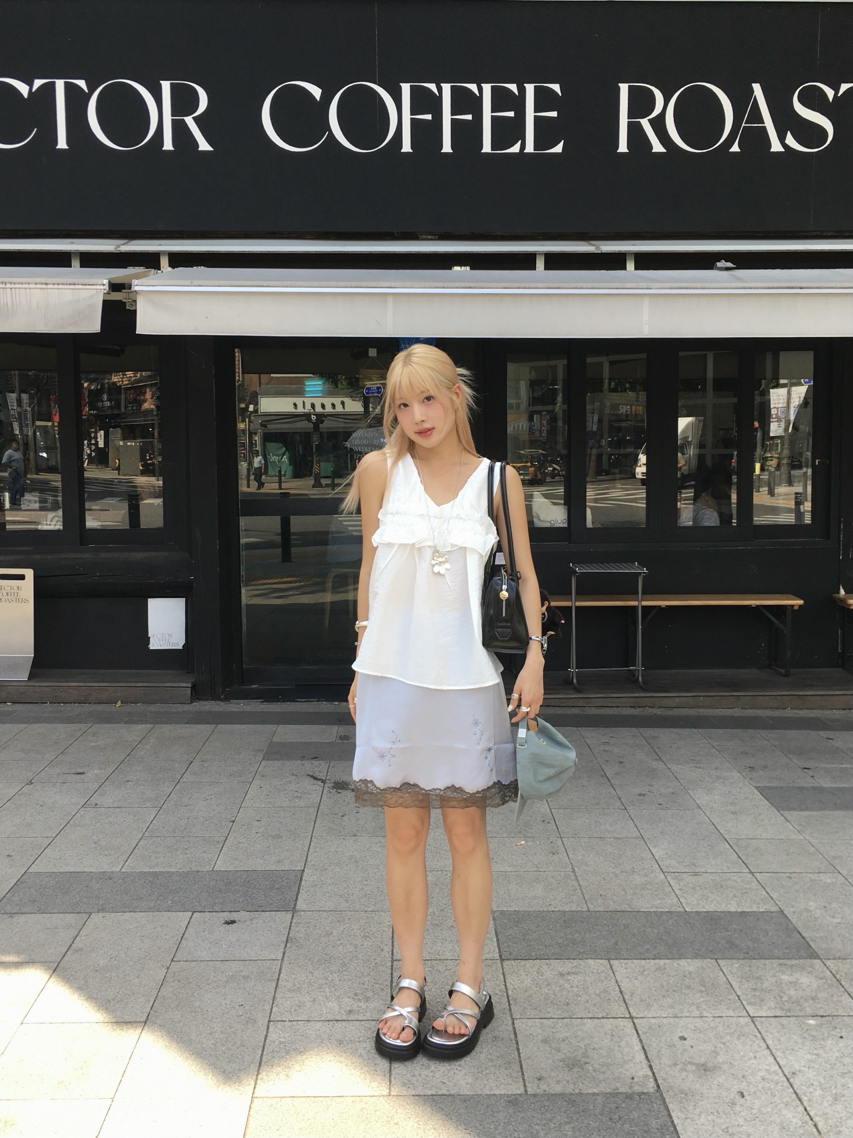 Margarin Fingers Lace Satin Hotfix Skirt Light Blue 착용 스타일 - 7