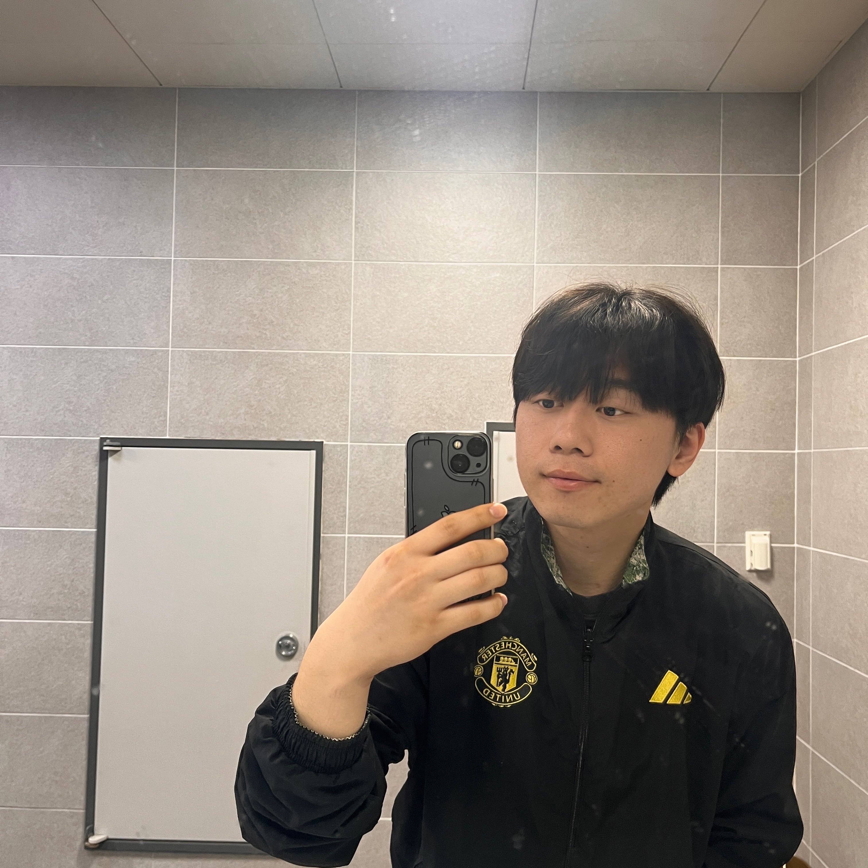 Adidas Manchester United Stone Roses Anthem Jacket Black Multicolor - KR Sizing 착용 스타일 - 1