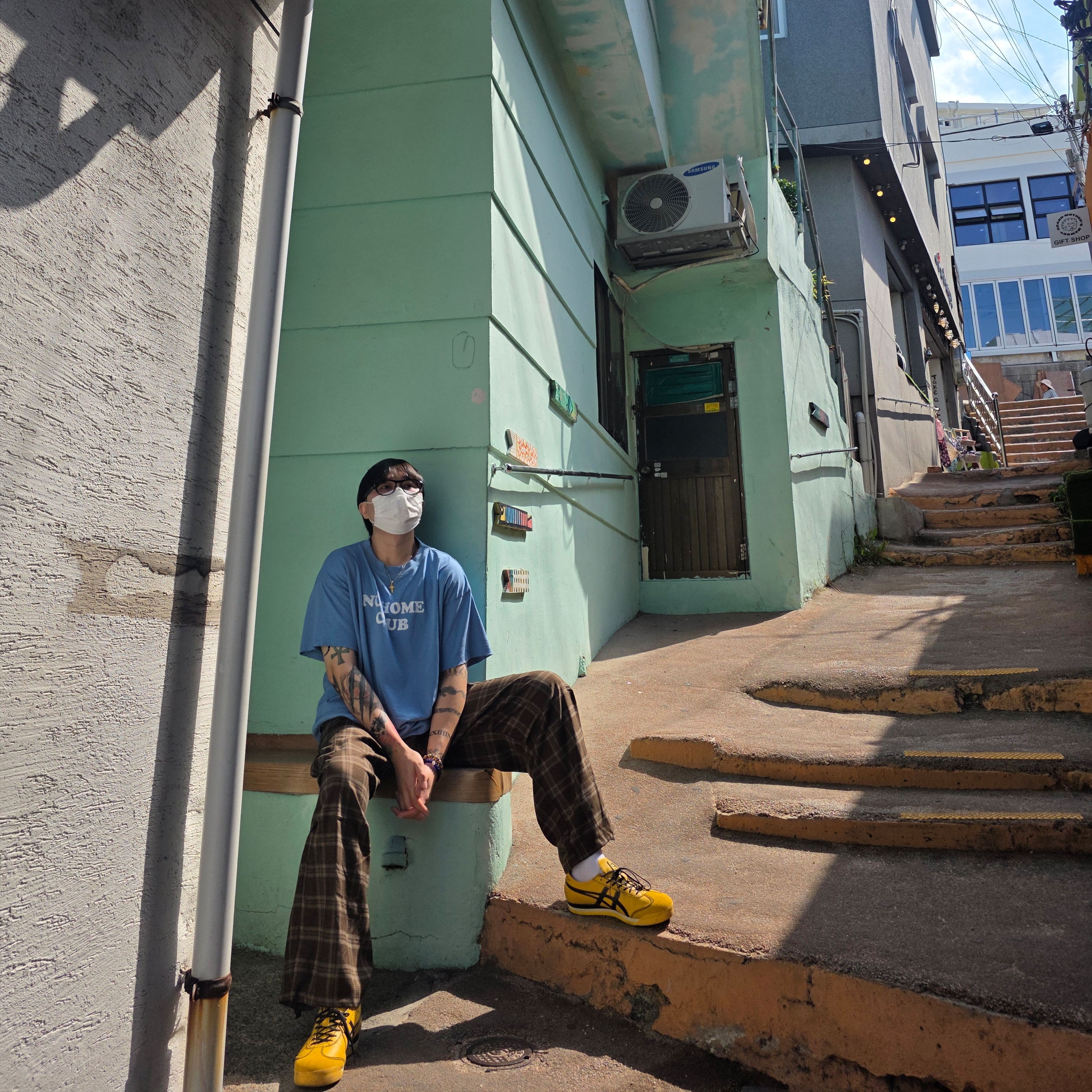 Hommless No Home Club VTG Tee Skyblue, Onitsuka Tiger Mexico 66 SD PF Yellow Black 착용 스타일 - 3
