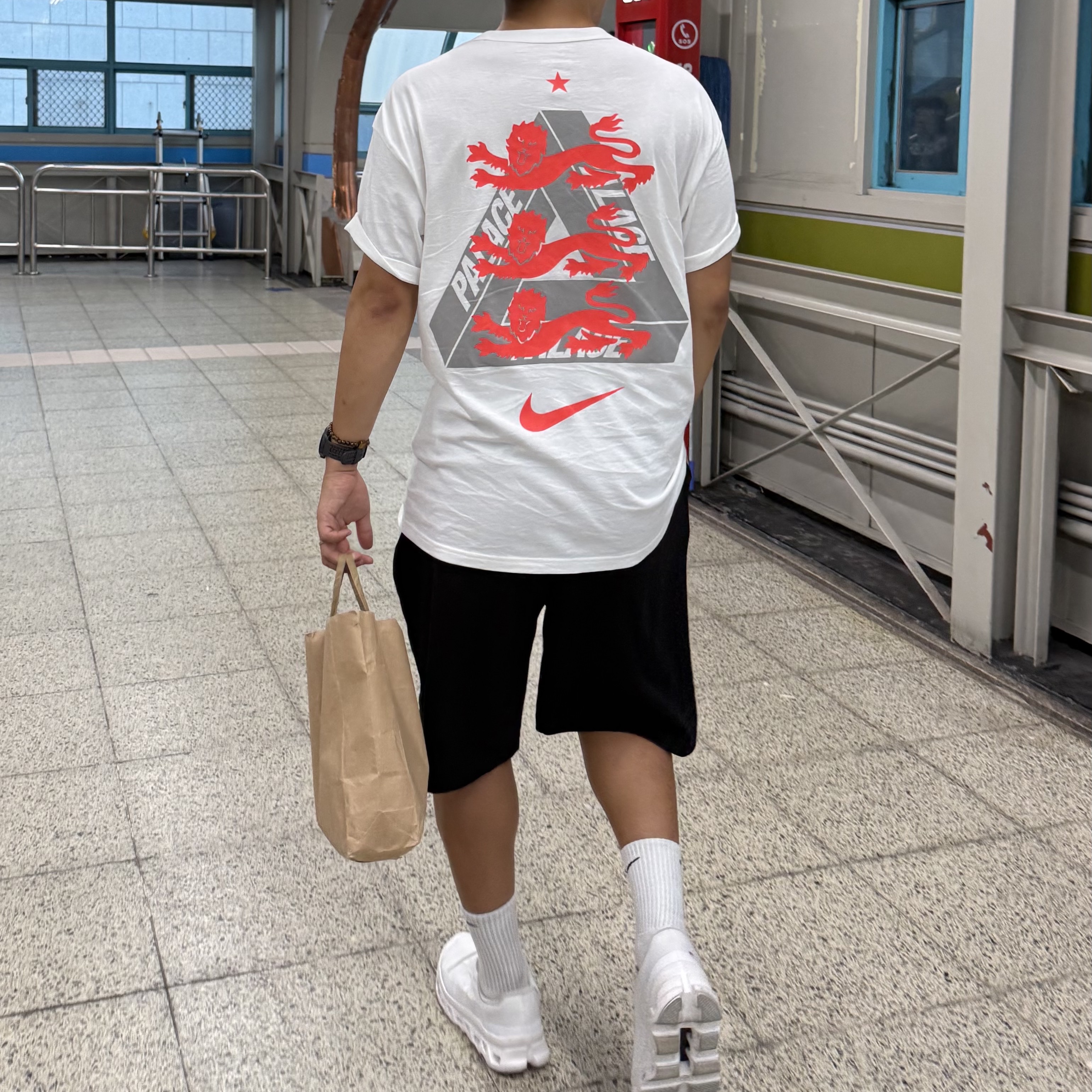 Palace x Nike England T-Shirt White, Knitted Bermuda Traning Half Pants Black 착용 스타일 - 2