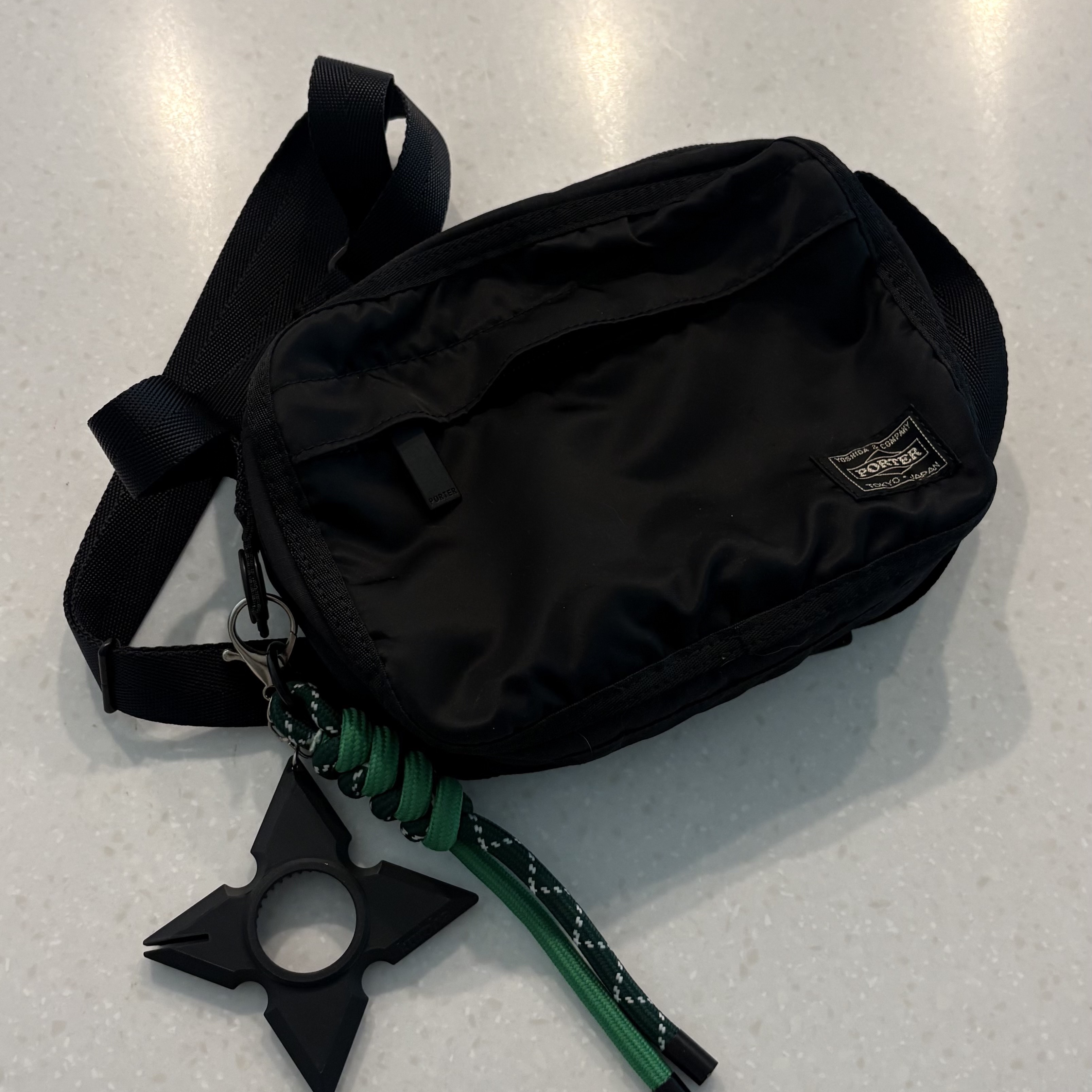 [KREAM 단독] KUROBA NINJA BOTTLE OPENER KEYRING (2 Colors), Porter Frame Shoulder Bag Black 착용 스타일 - 2