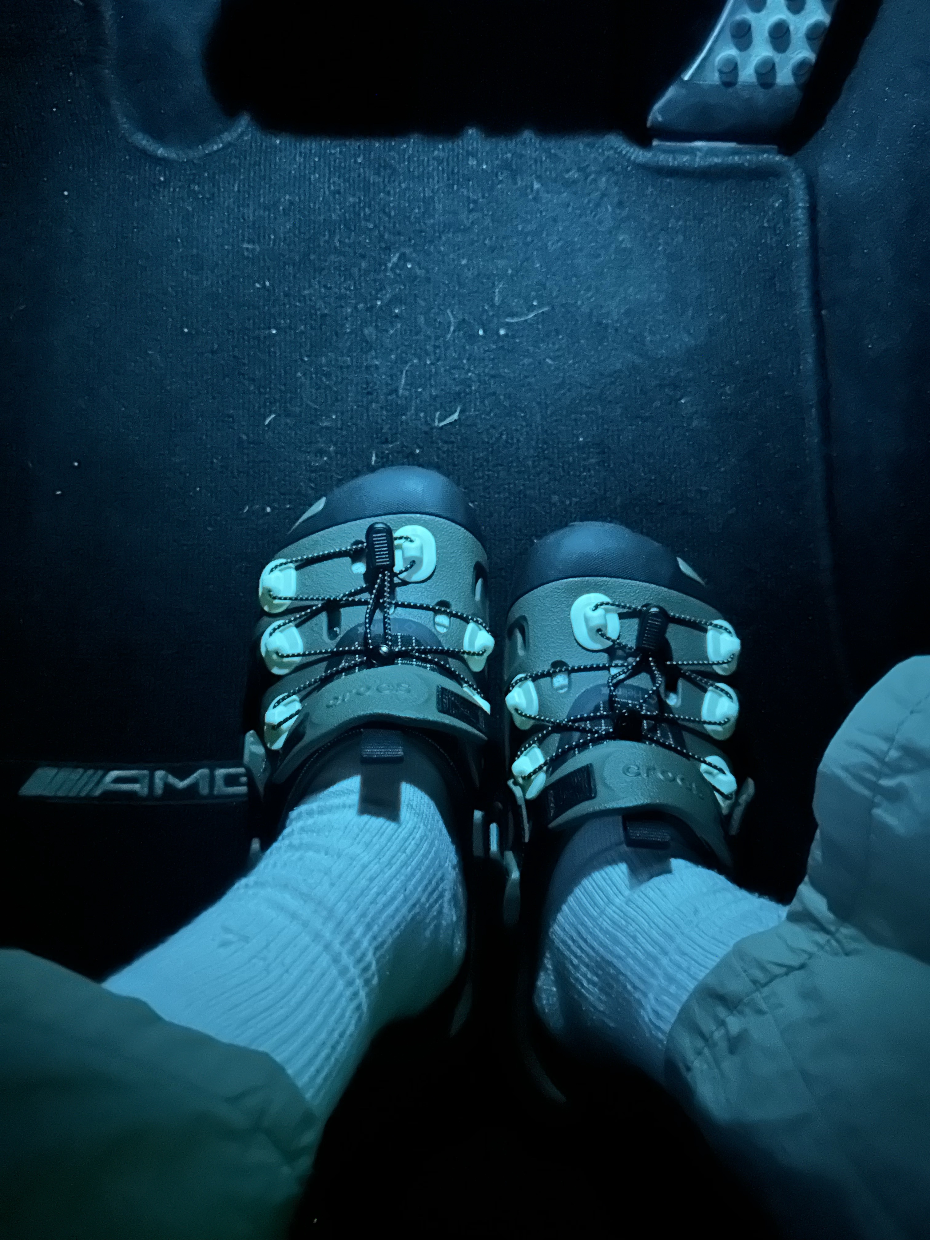 Crocs x Helinox Quick Trail Clog Walnut 착용 스타일 - 1