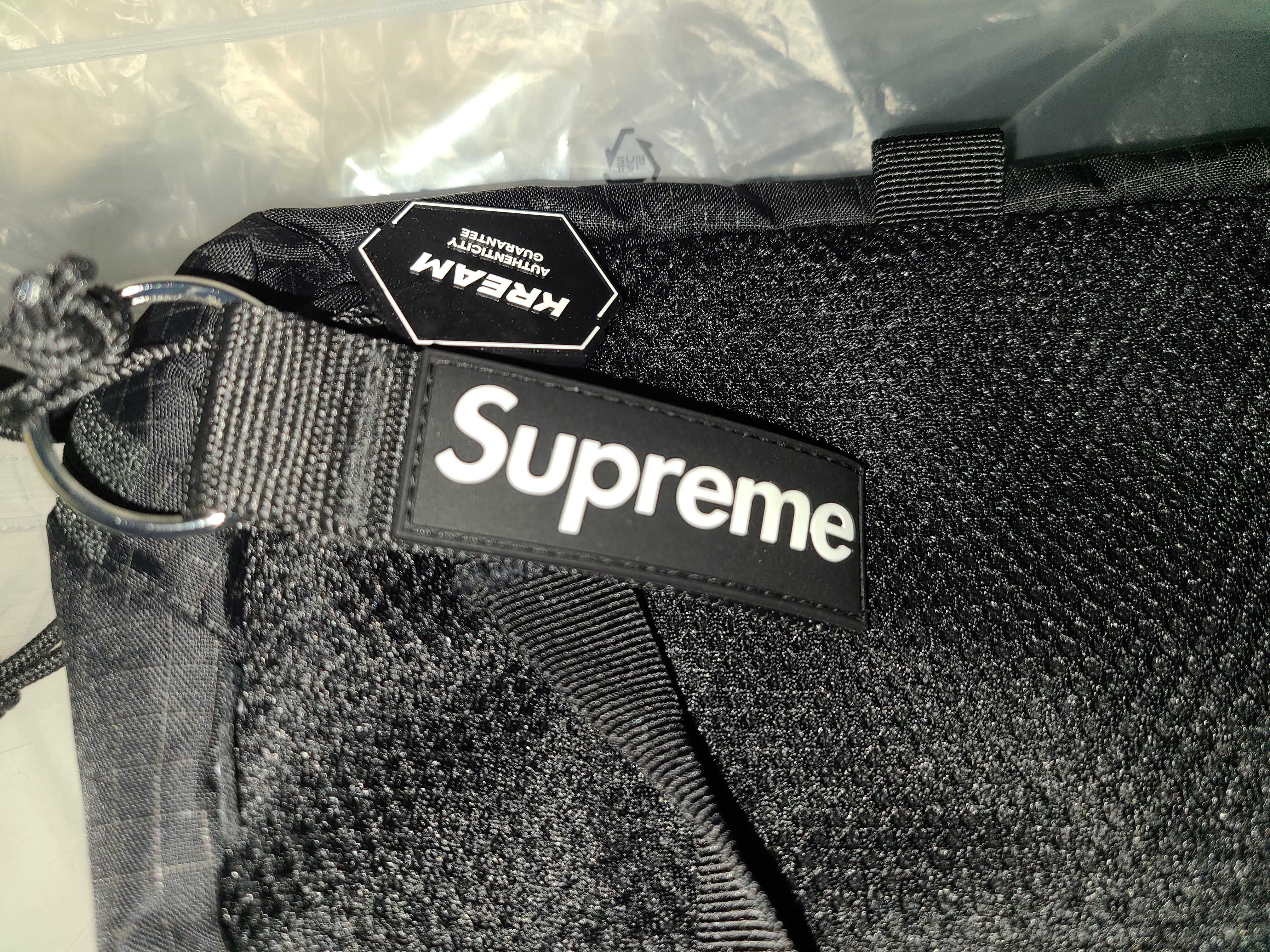 Supreme Webbing Keychain Black - 26SS 착용 스타일