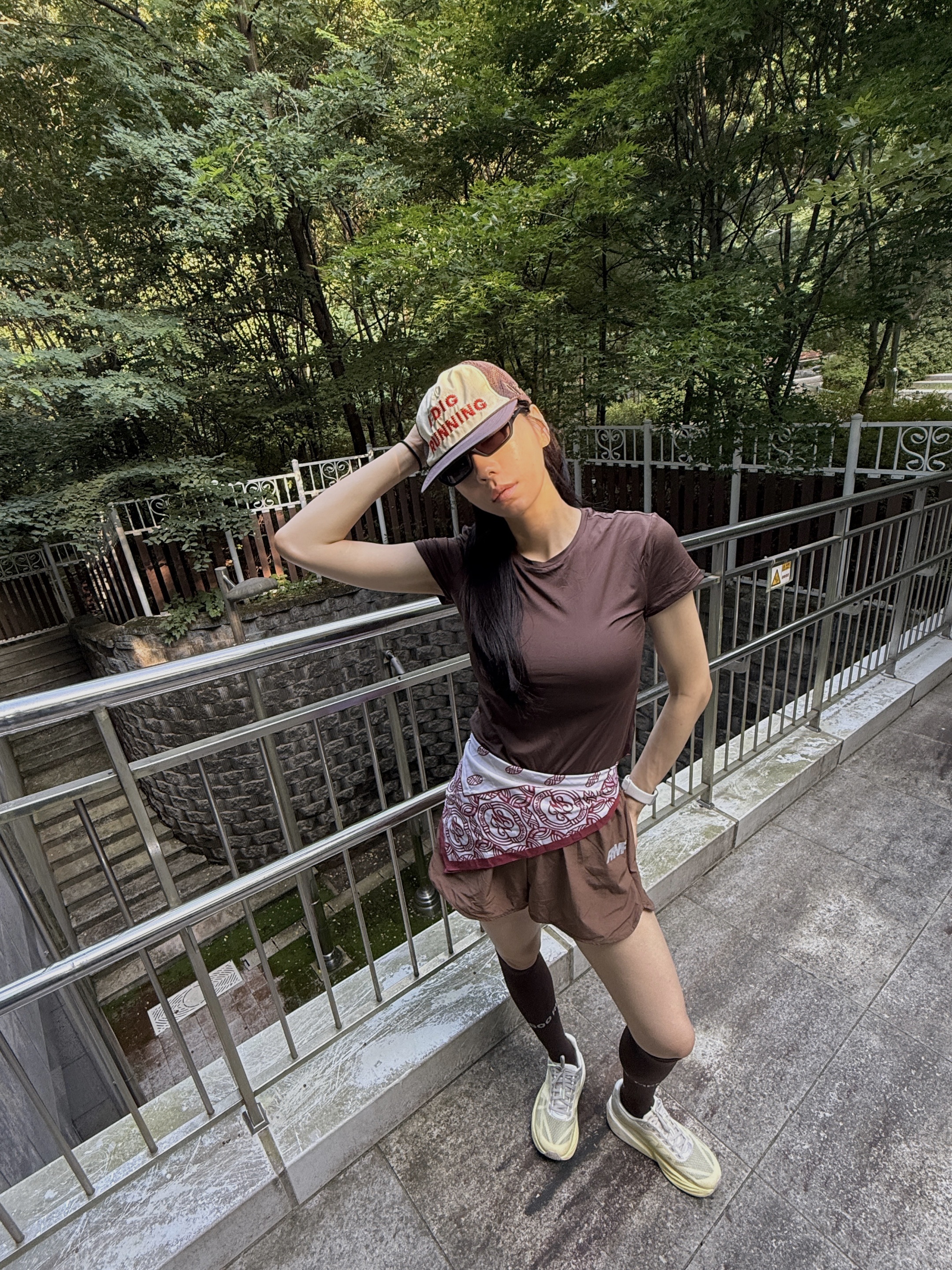 Alex Zono I Dig Running Trucker Hat OG Brown, Oakley Terraforma Matte Black Prizm Grey 착용 스타일 - 5