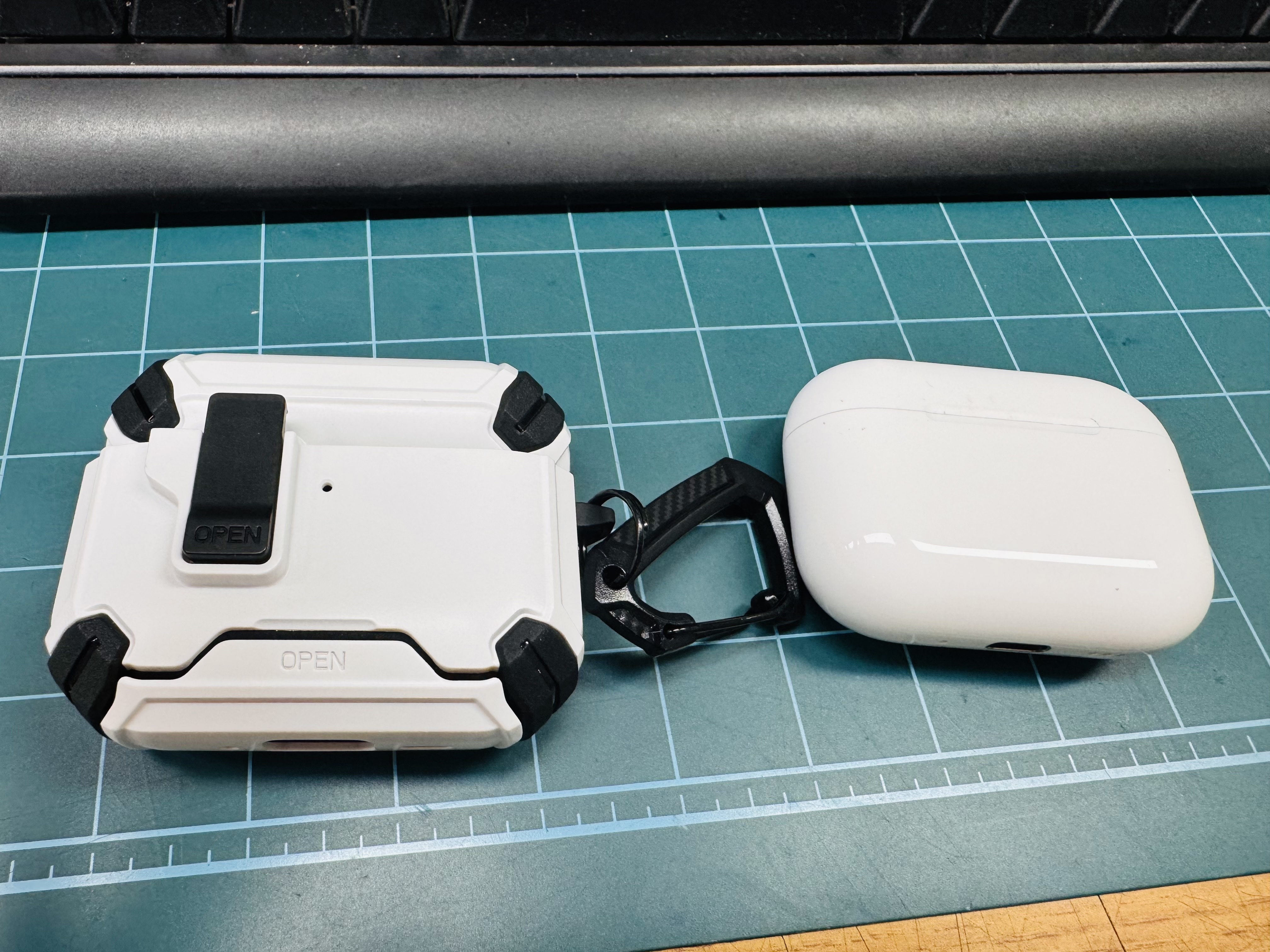SINJIMORU AirPods Armorlock Case Anti-loss Locking Bumper Case + Carabiner Keyring White AirPods 4 Pro 3 2 1st Gen 착용 스타일